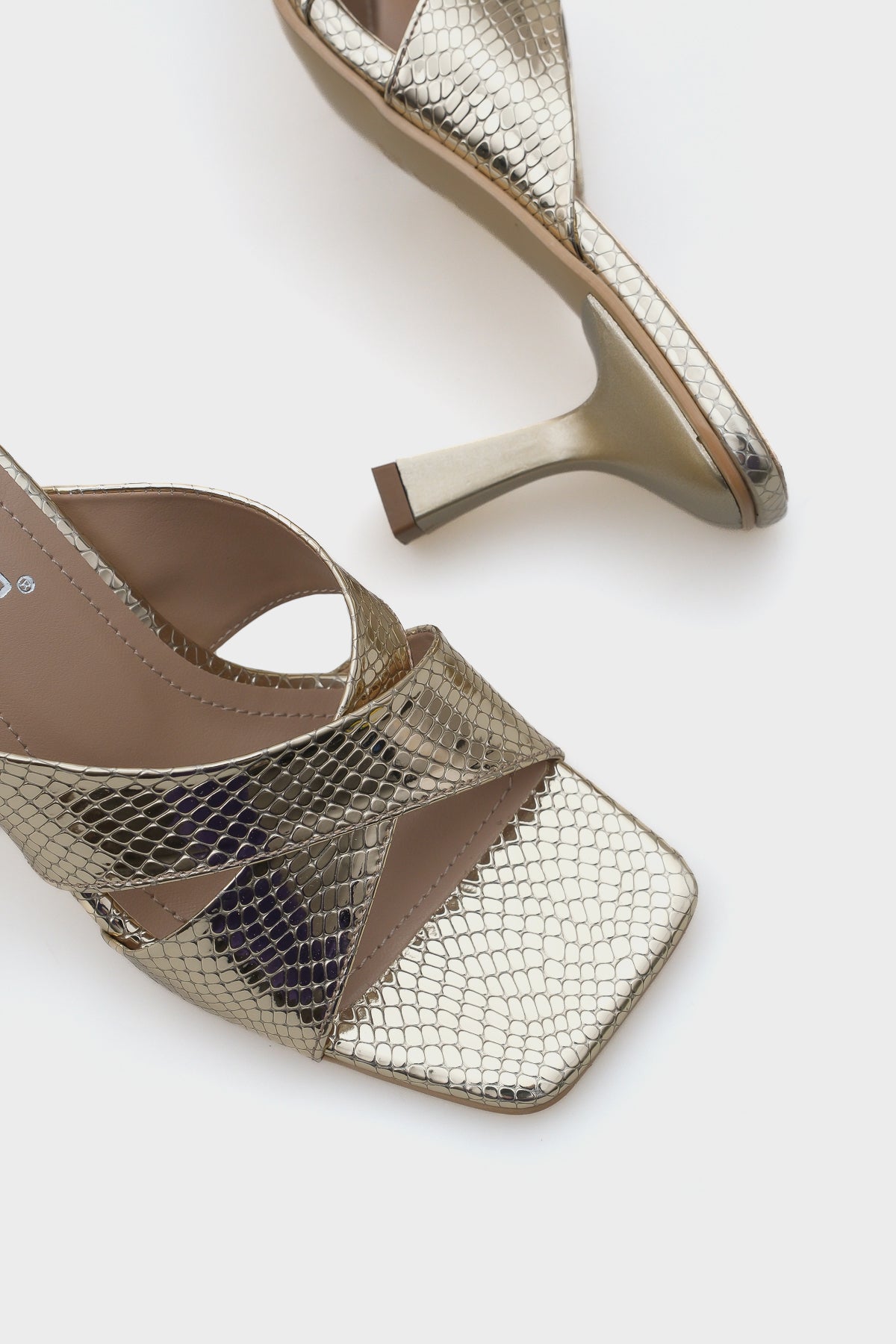 Mavis Küt Burunlu Yılan Desenli Çapraz Bantlı Orta Topuklu Metalik Kadın Terlik