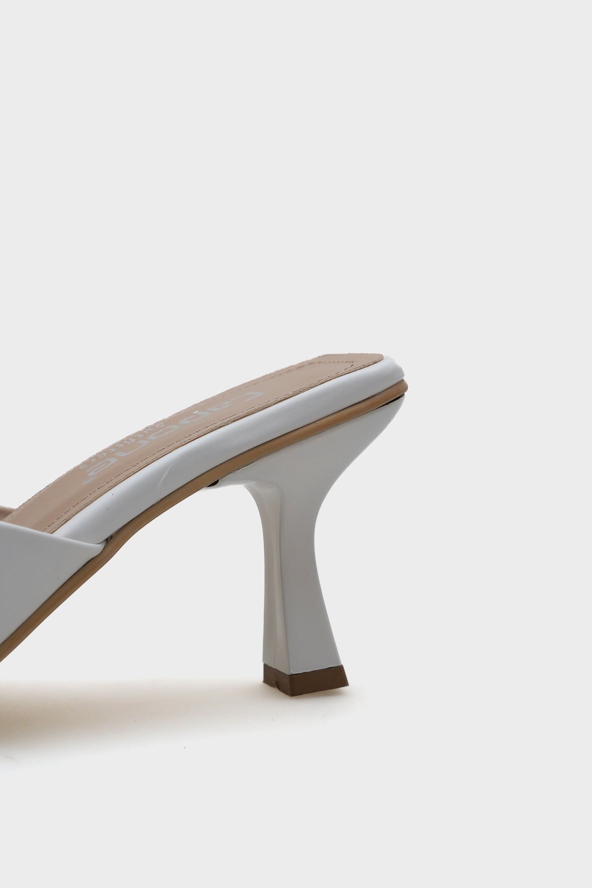 Mavis Küt Burunlu Rugan Çapraz Bantlı Orta Topuklu Kadın Terlik