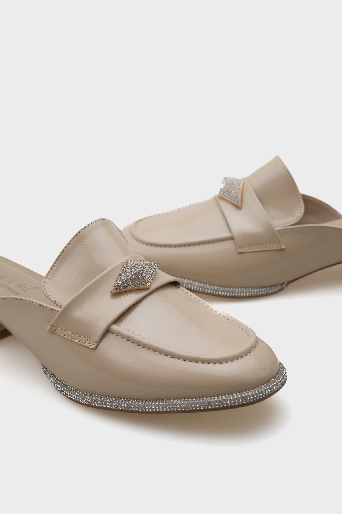 Maya Taşlı Burnu Kapalı Kadın Terlik