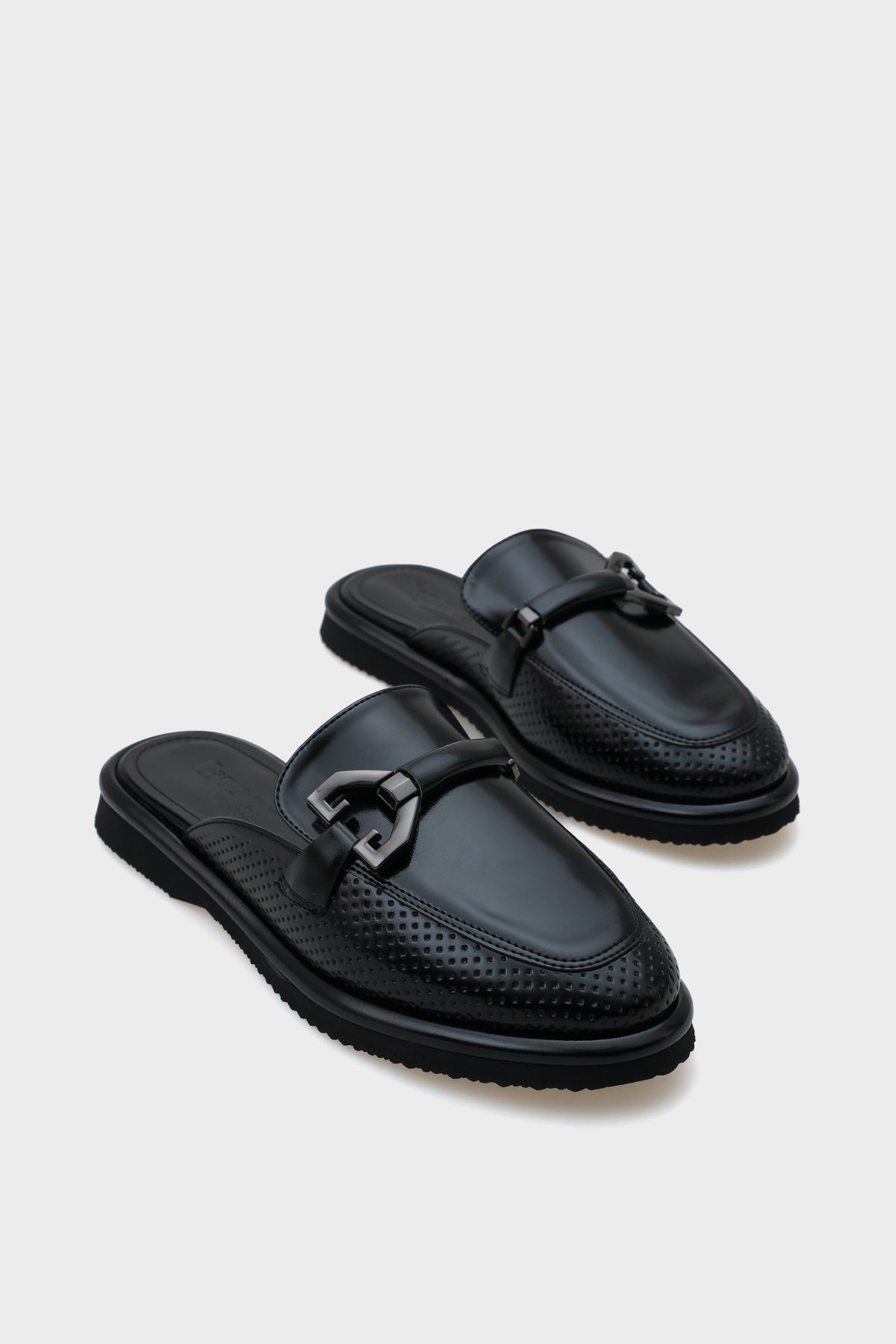 Mei Burnu Kapalı Zımbalı Kadın Terlik