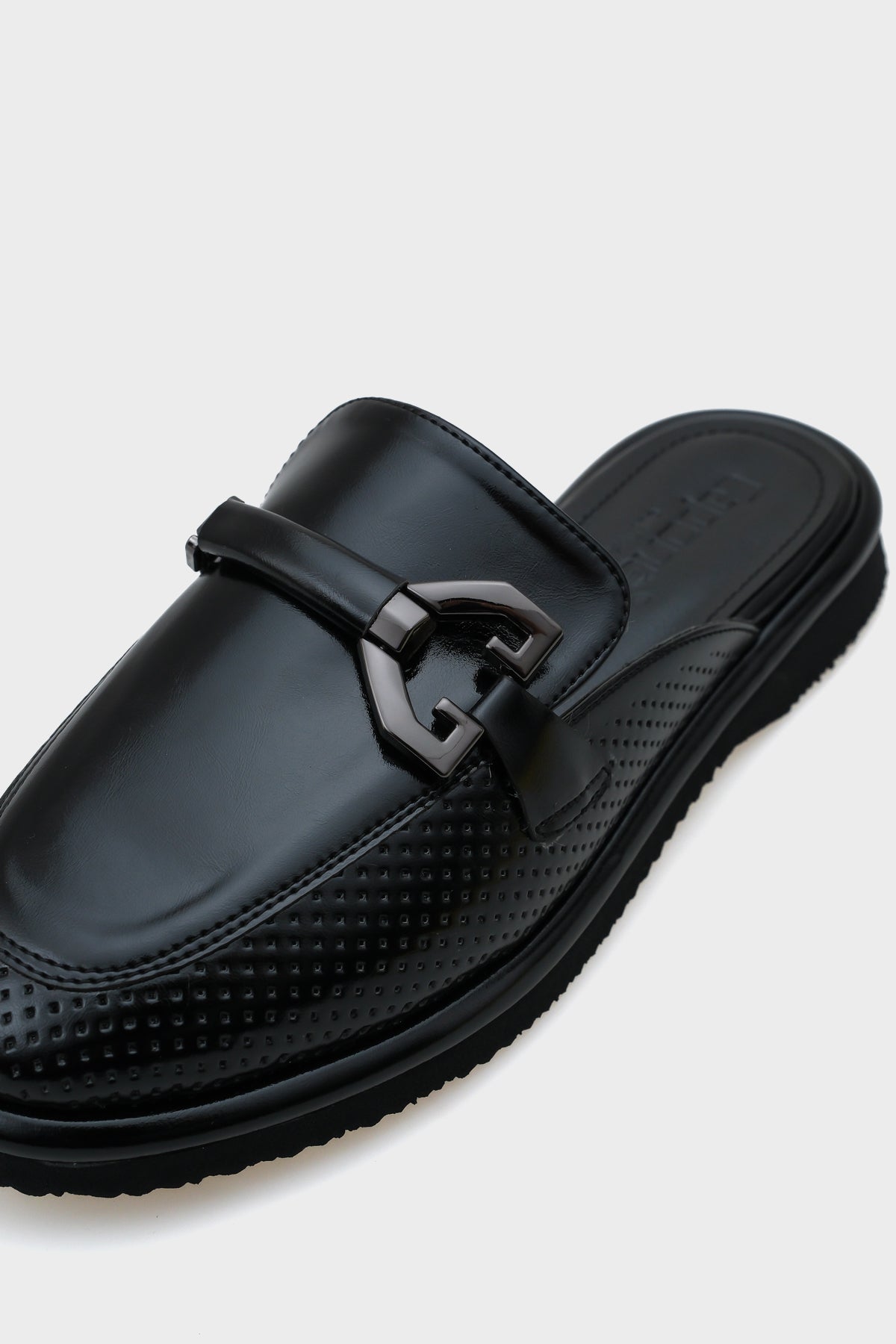 Mei Burnu Kapalı Zımbalı Kadın Terlik