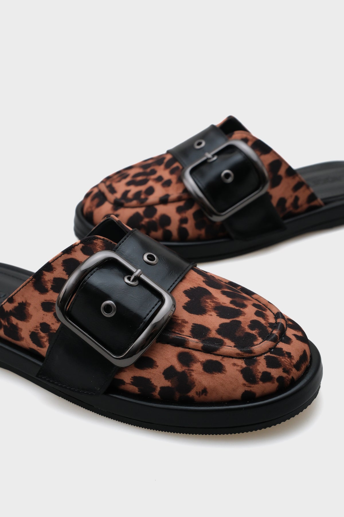 Melany Tokalı Burnu Kapalı Kadın Terlik