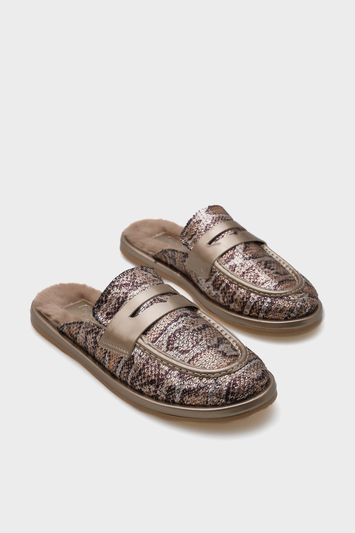 Melva Burnu Kapalı İçi Tüylü Kadın Terlik