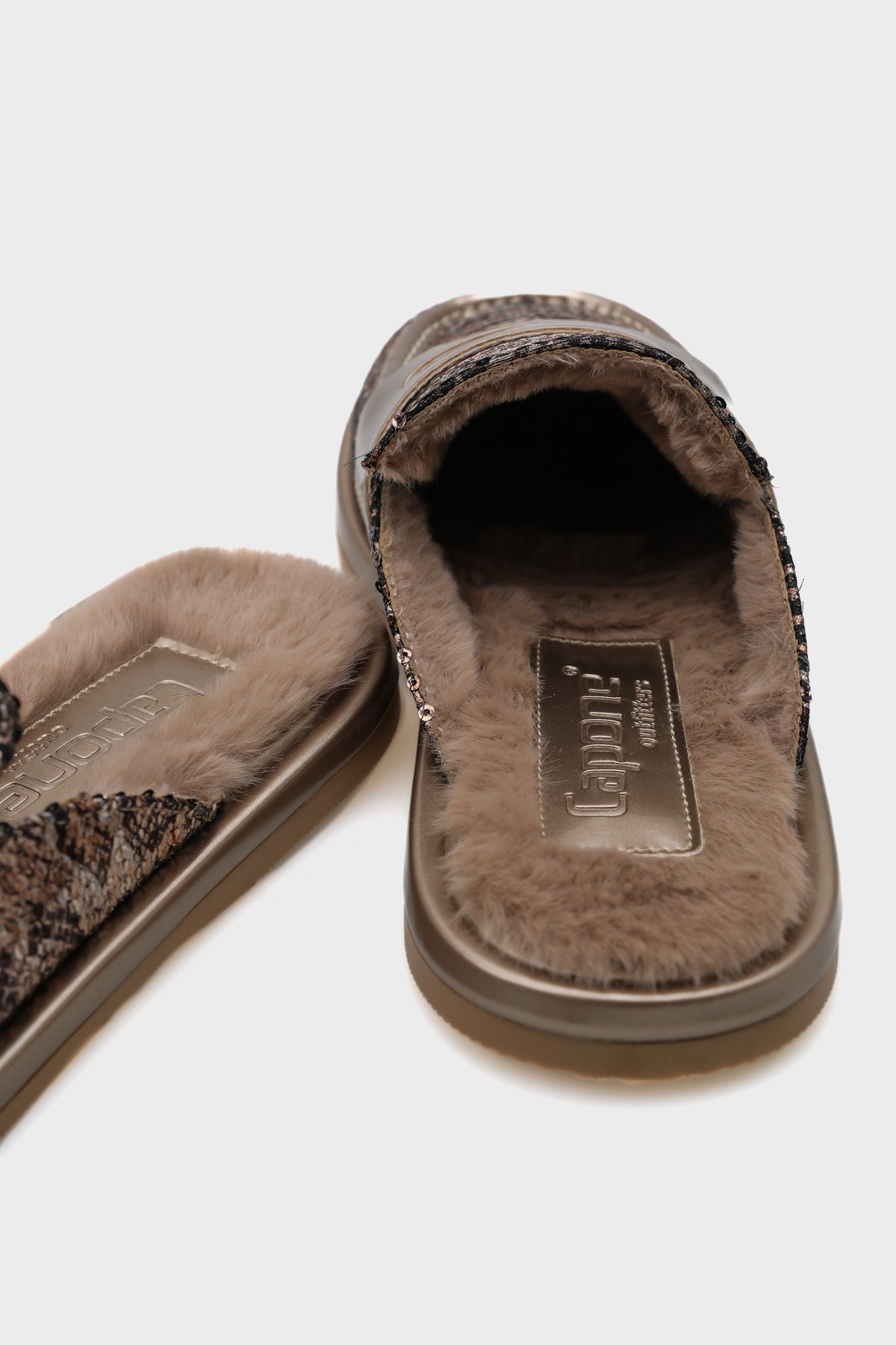 Melva Burnu Kapalı İçi Tüylü Kadın Terlik