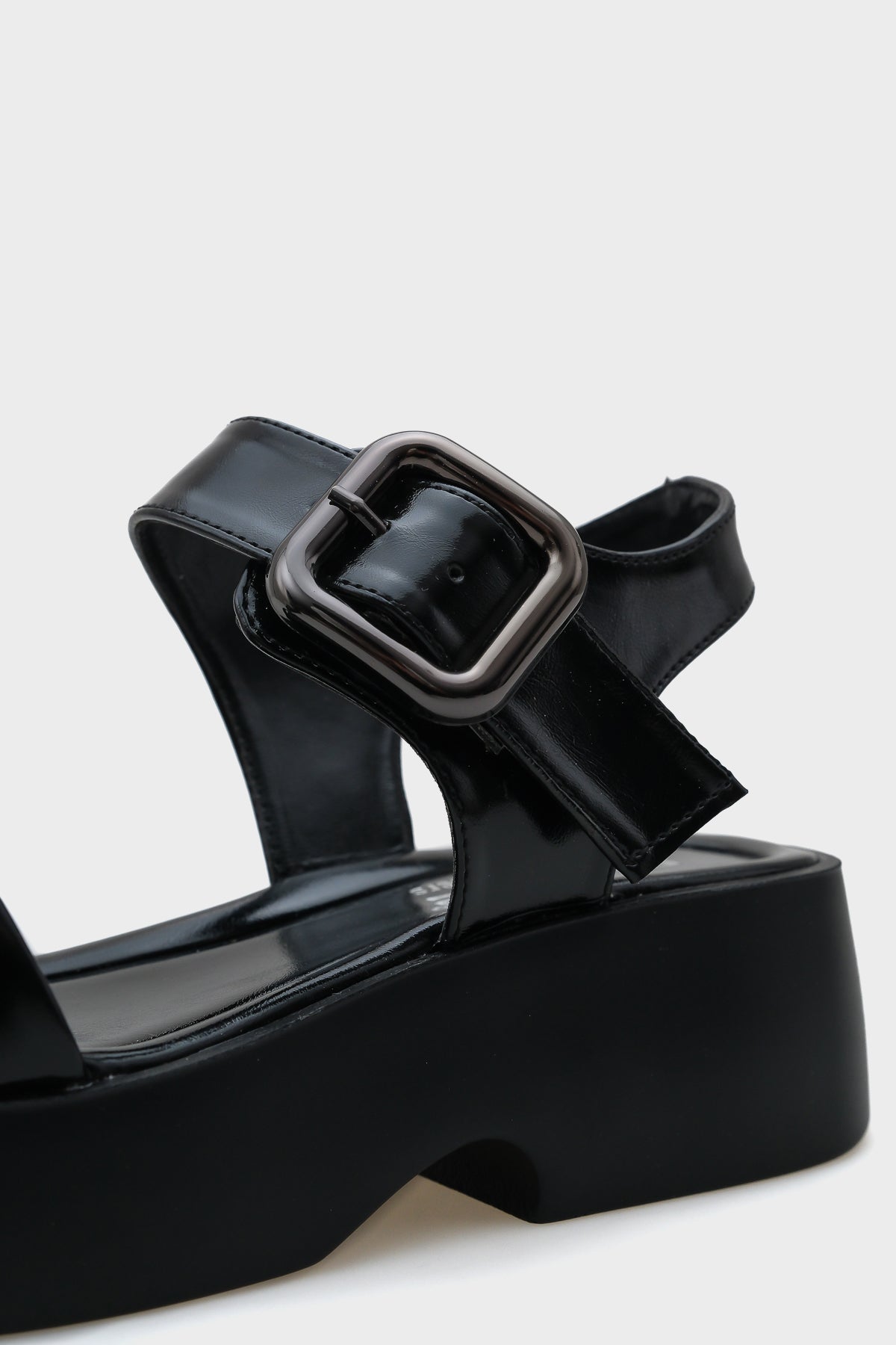 Eddie Dolgu Topuklu Tek Bantlı Tokalı Kadın Konfor Sandalet