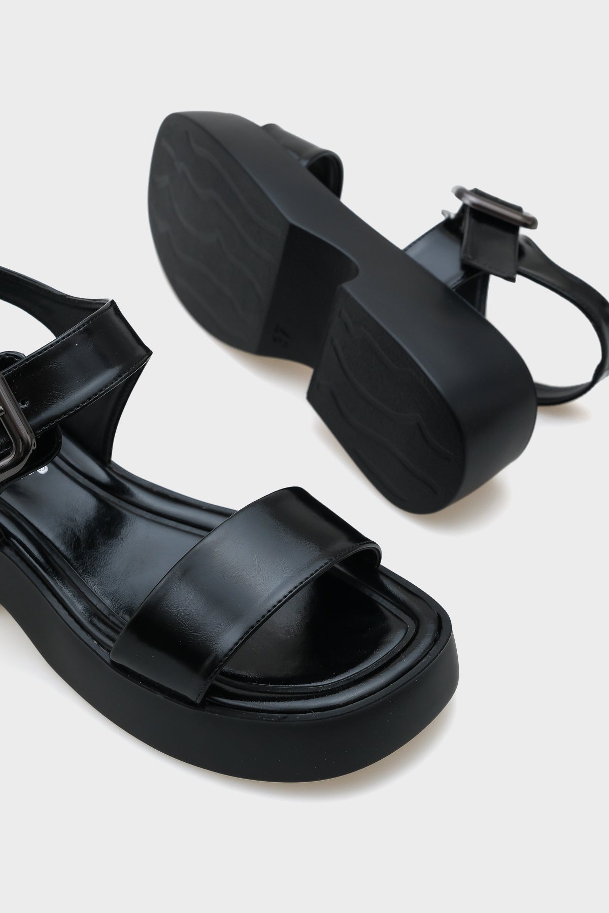 Eddie Dolgu Topuklu Tek Bantlı Tokalı Kadın Konfor Sandalet