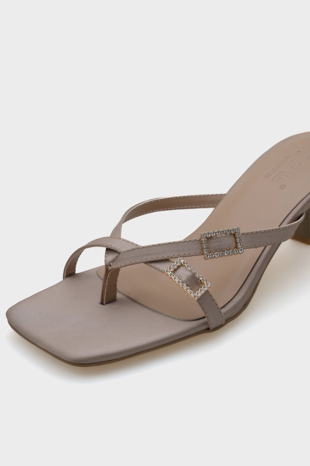 Milena Küt Burunlu Orta Topuklu Çift Taşlı Tokalı Saten Kadın Terlik