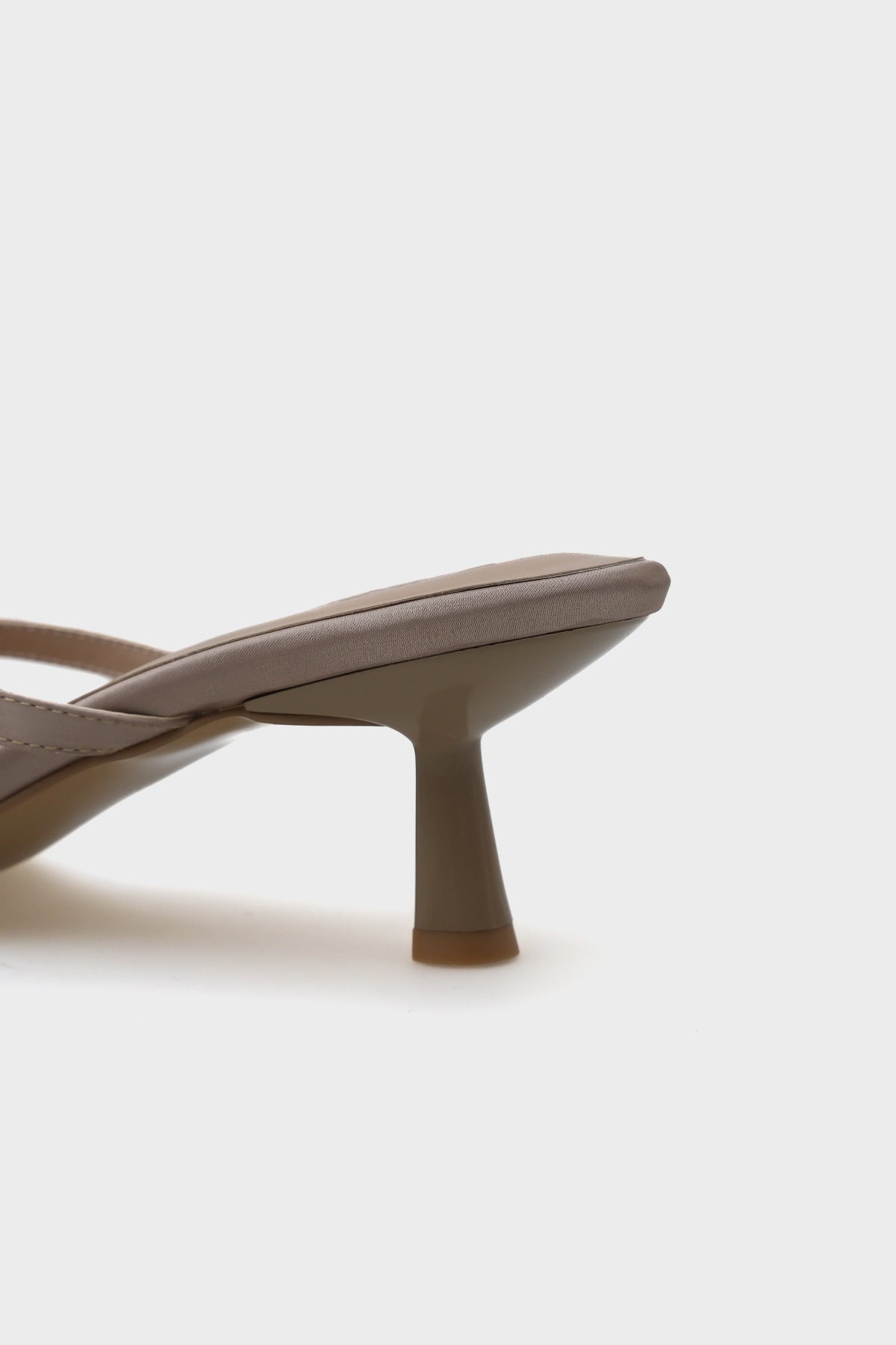 Milena Küt Burunlu Orta Topuklu Çift Taşlı Tokalı Saten Kadın Terlik