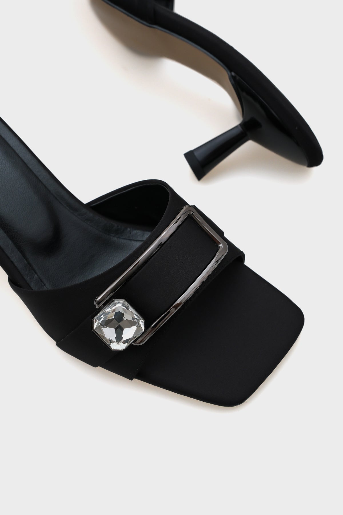 Mina Küt Burunlu Orta Topuklu Taşlı Tek Bantlı Kadın Terlik