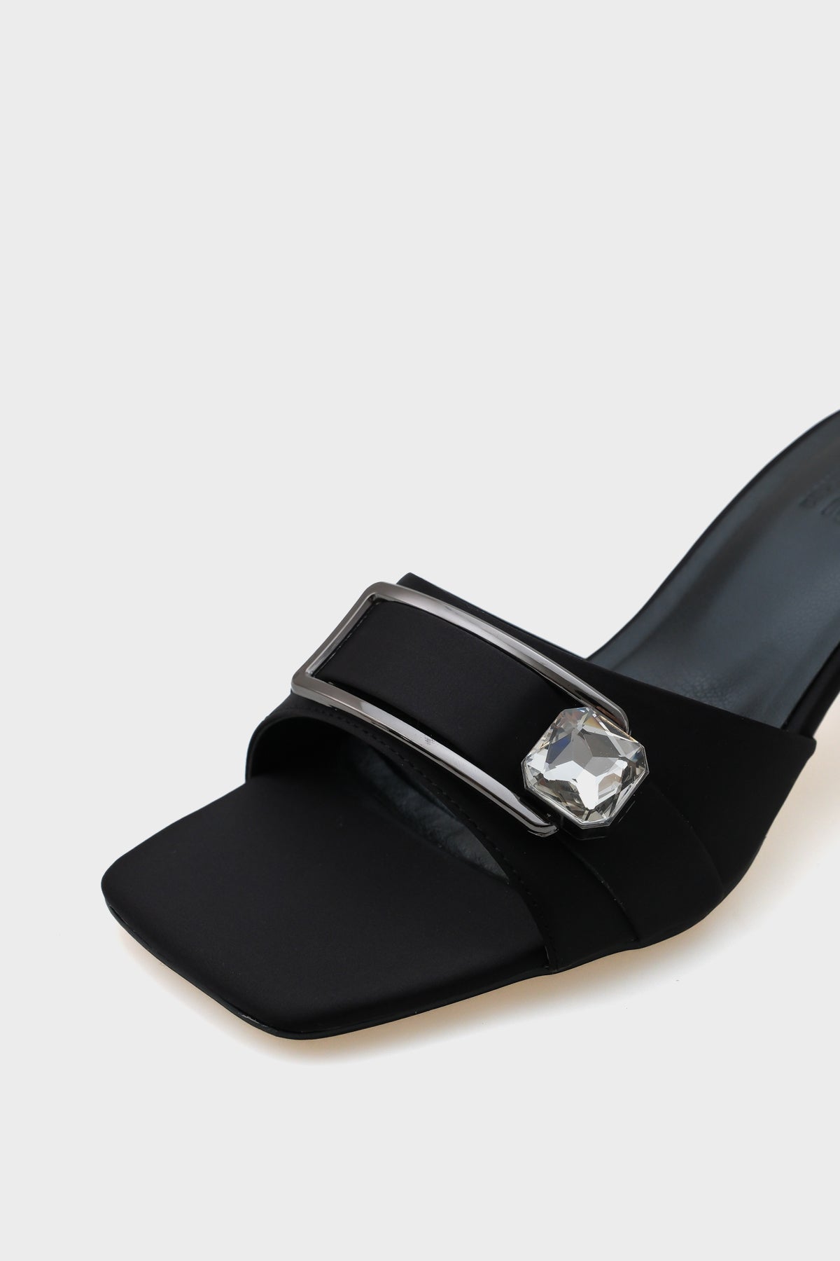 Mina Küt Burunlu Orta Topuklu Taşlı Tek Bantlı Kadın Terlik