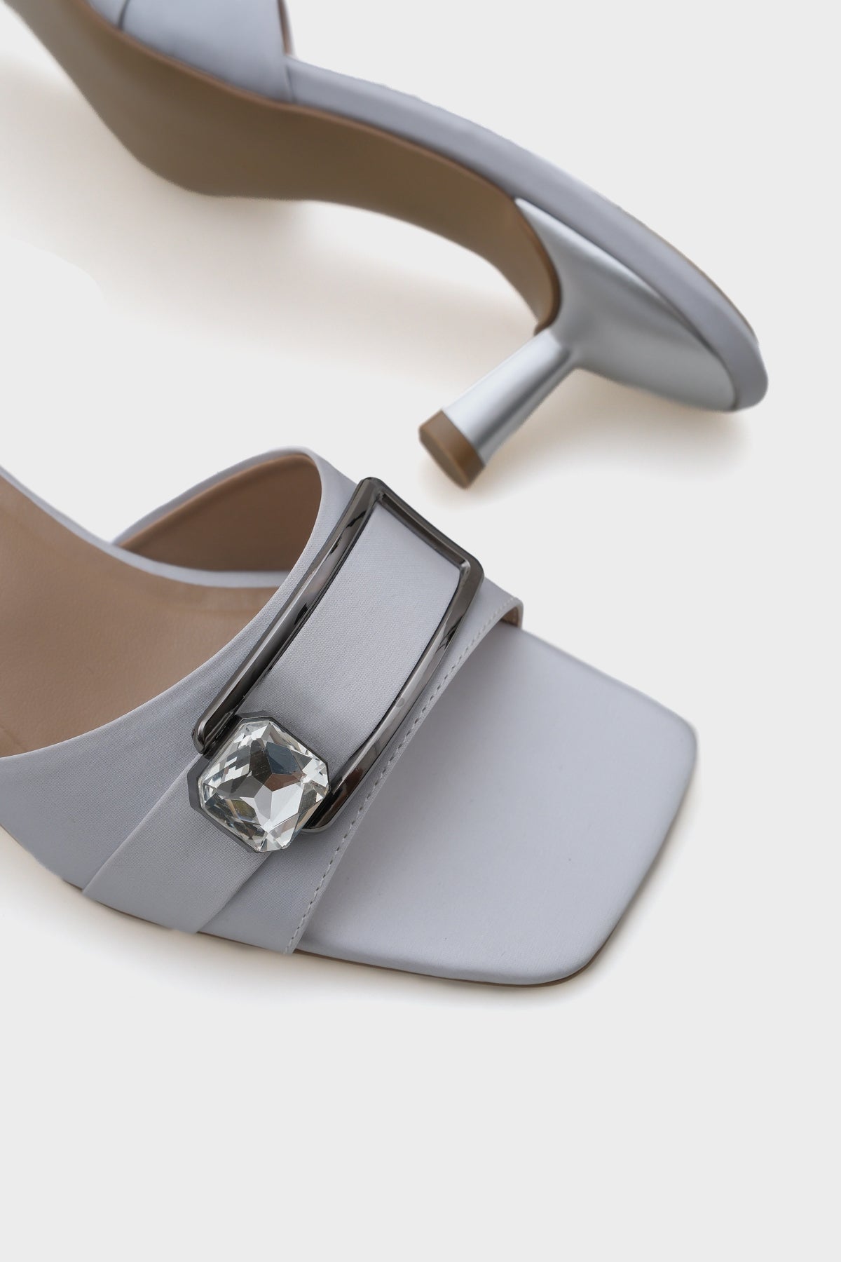 Mina Küt Burunlu Orta Topuklu Taşlı Tek Bantlı Kadın Terlik