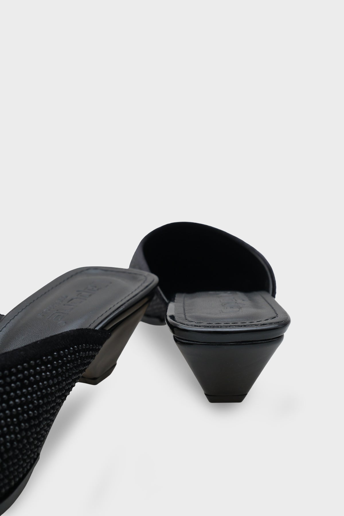 Ivy Sivri Burunlu Taşlı Burnu Kapalı Kadın Terlik