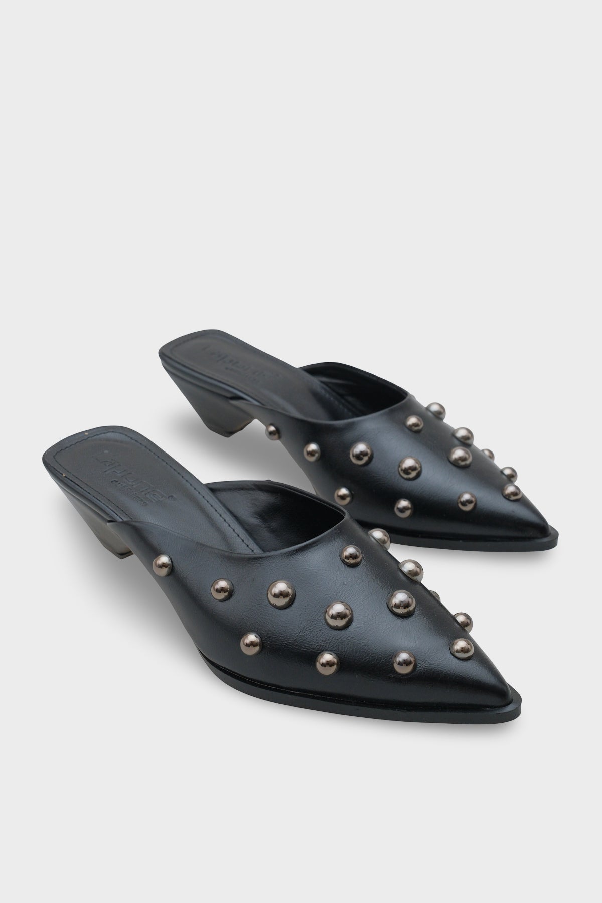 Meredith Sivri Burunlu Metal Aksesuarlı Burnu Kapalı Kadın Terlik