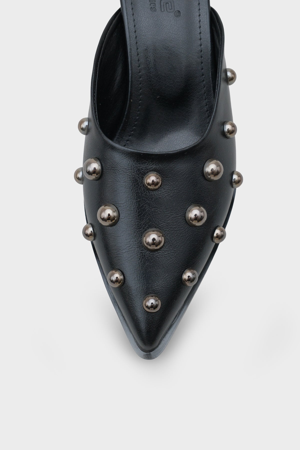 Meredith Sivri Burunlu Metal Aksesuarlı Burnu Kapalı Kadın Terlik