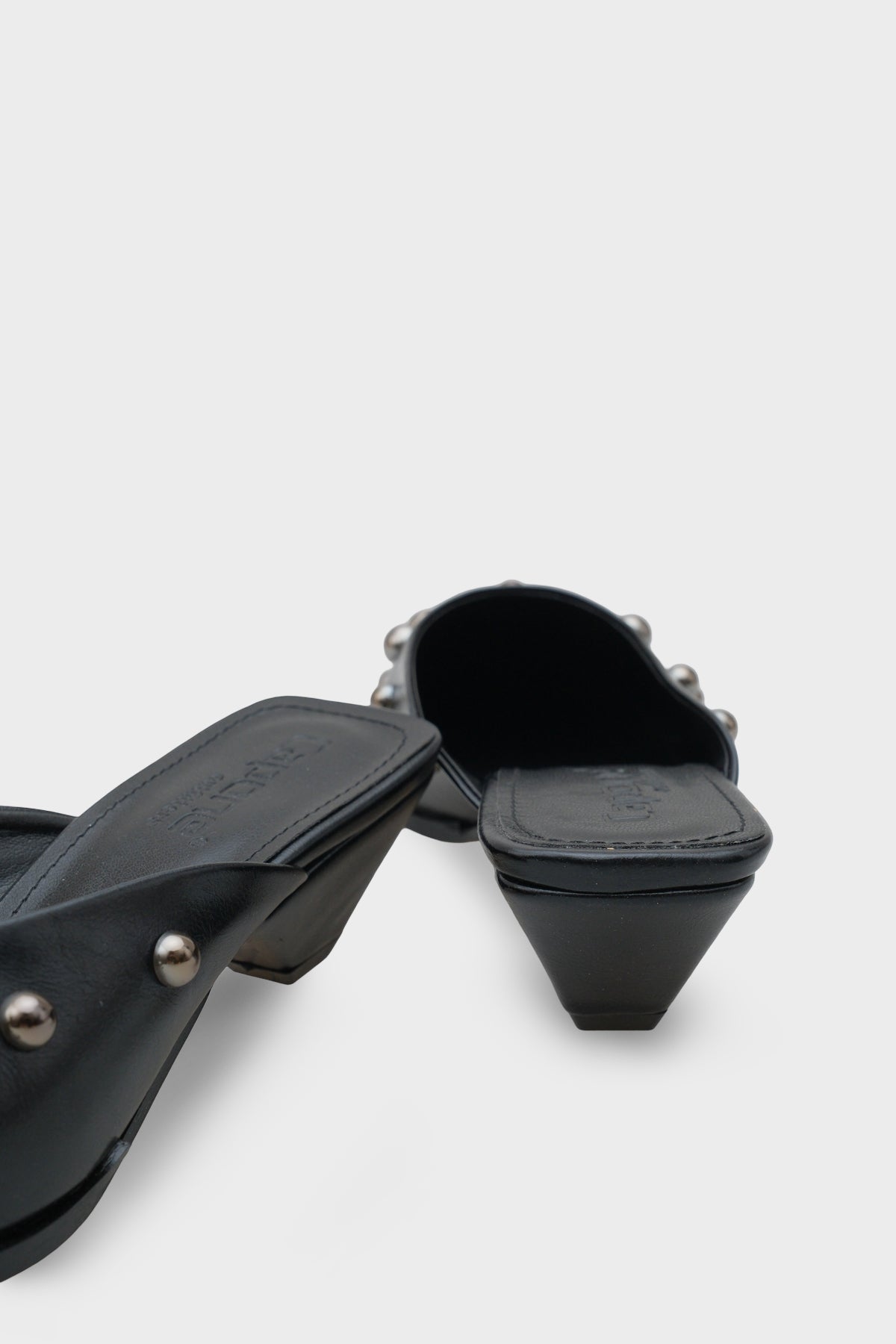 Meredith Sivri Burunlu Metal Aksesuarlı Burnu Kapalı Kadın Terlik