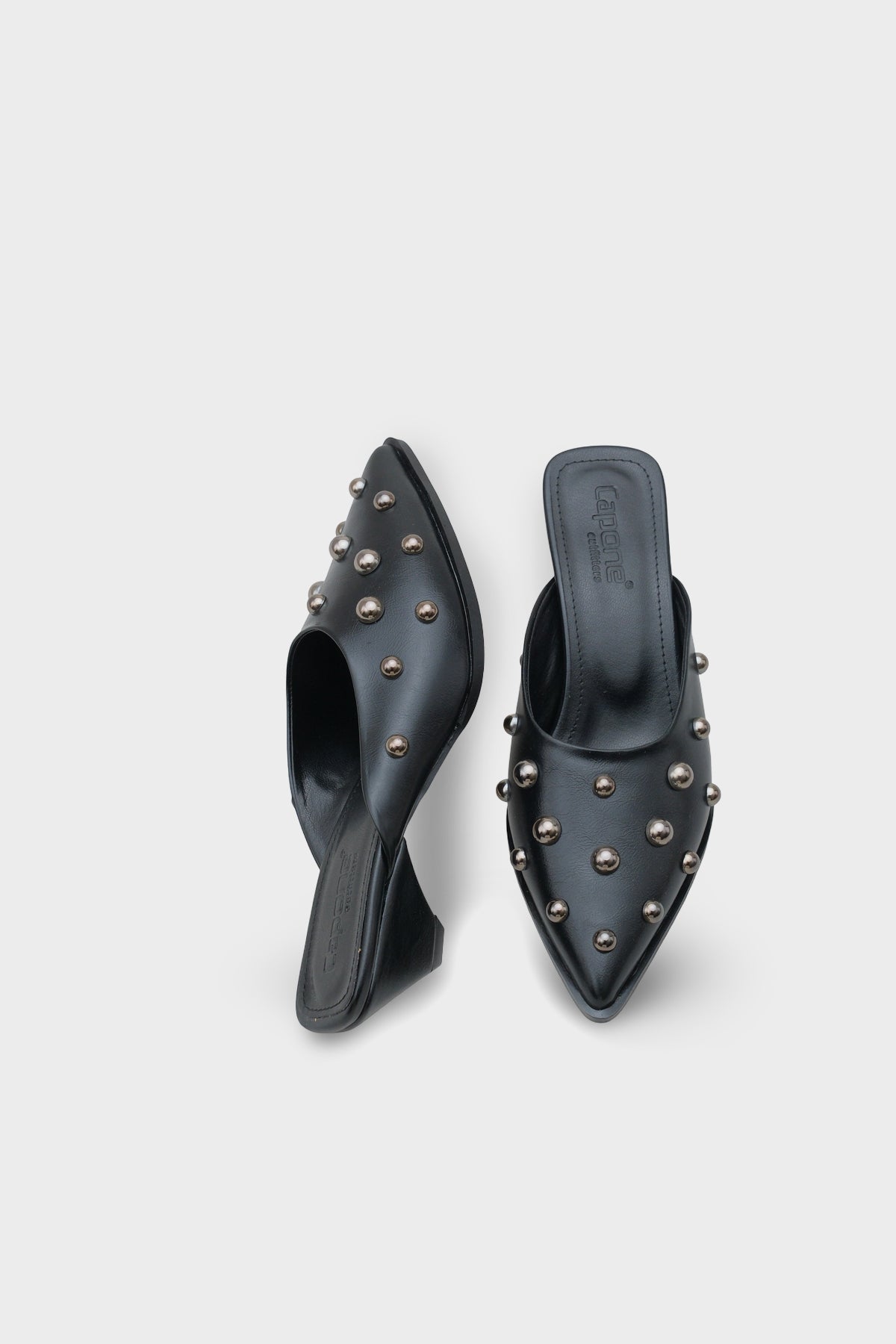 Meredith Sivri Burunlu Metal Aksesuarlı Burnu Kapalı Kadın Terlik