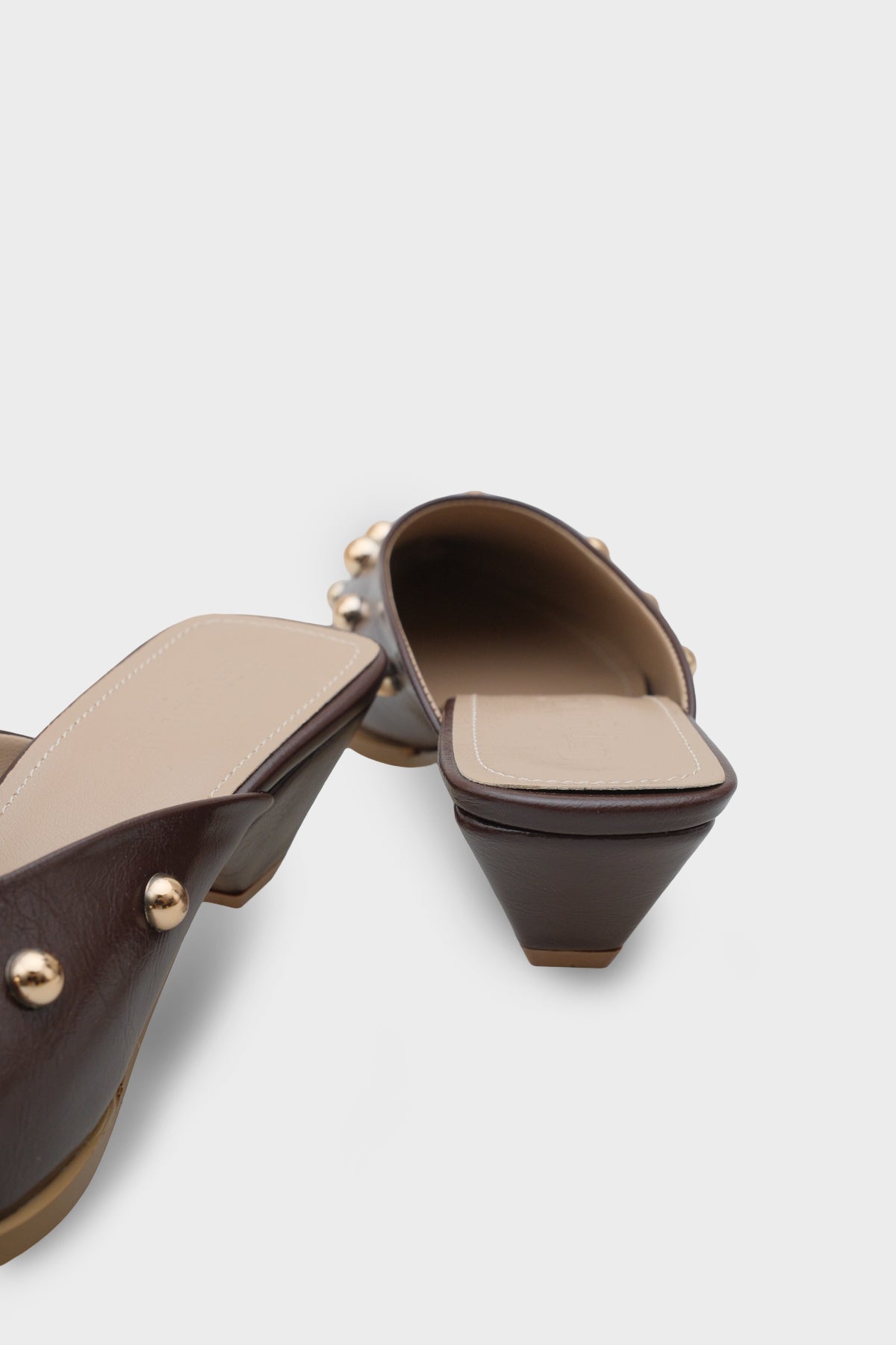 Meredith Sivri Burunlu Metal Aksesuarlı Burnu Kapalı Kadın Terlik