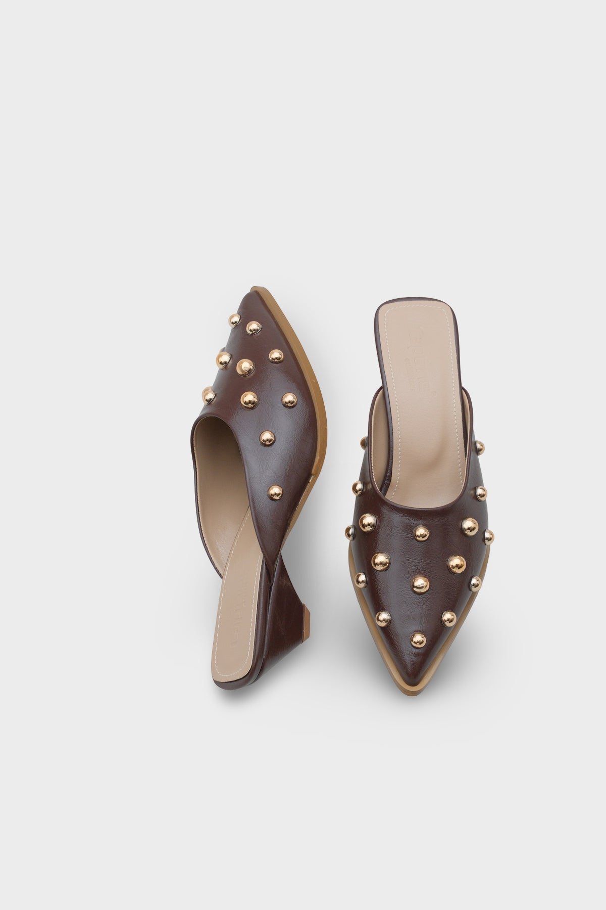 Meredith Sivri Burunlu Metal Aksesuarlı Burnu Kapalı Kadın Terlik