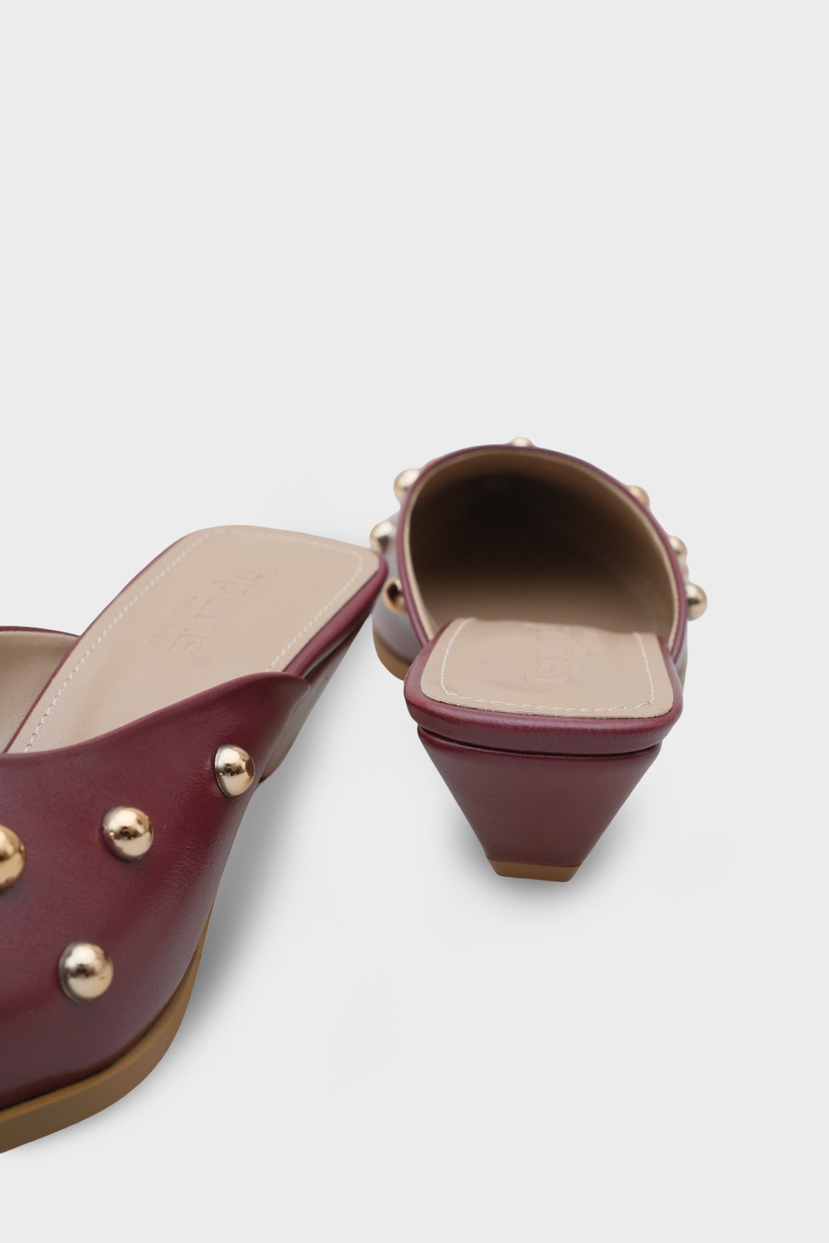 Meredith Sivri Burunlu Metal Aksesuarlı Burnu Kapalı Kadın Terlik