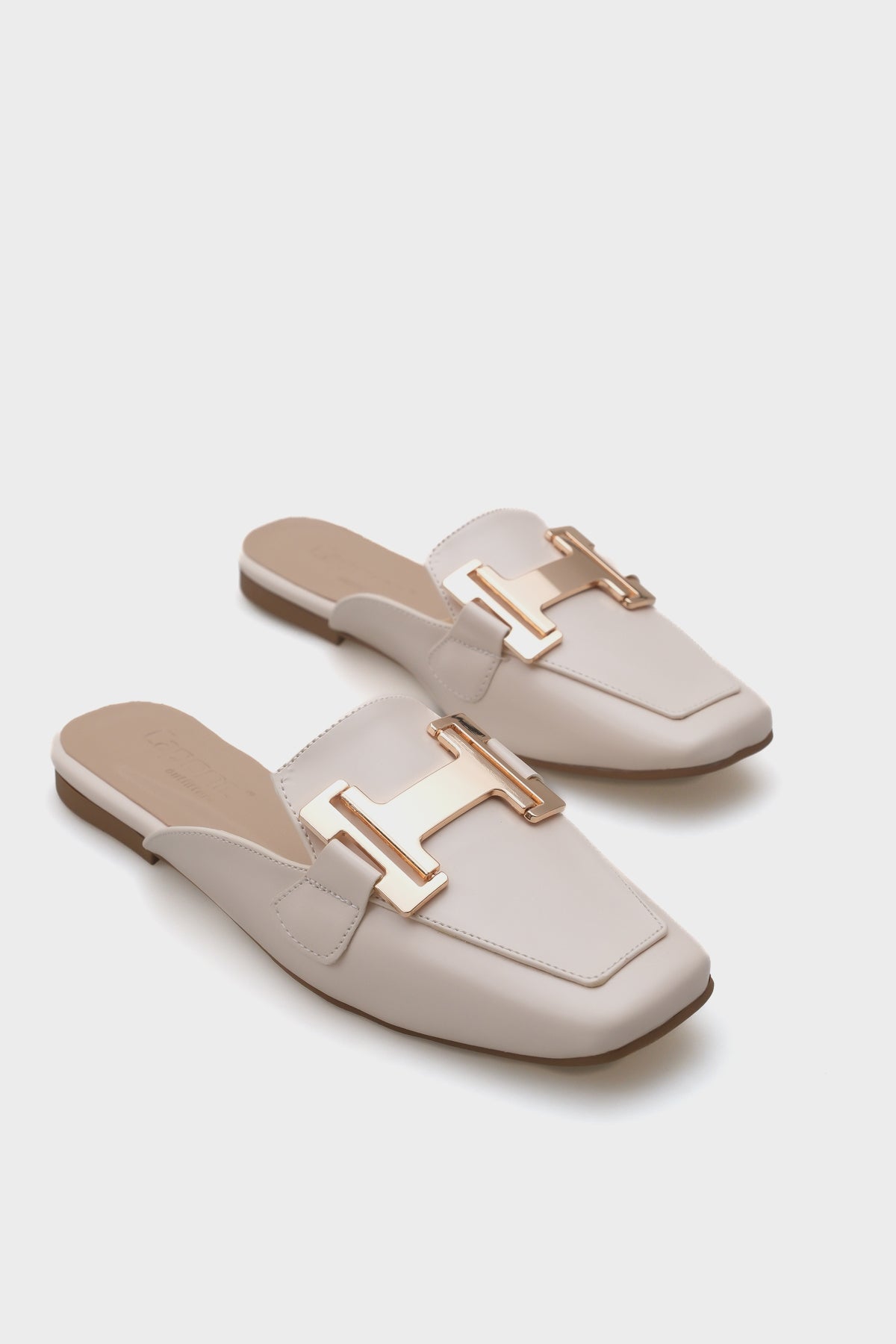 Nana Küt Burunlu Metal Aksesuarlı Kadın Terlik