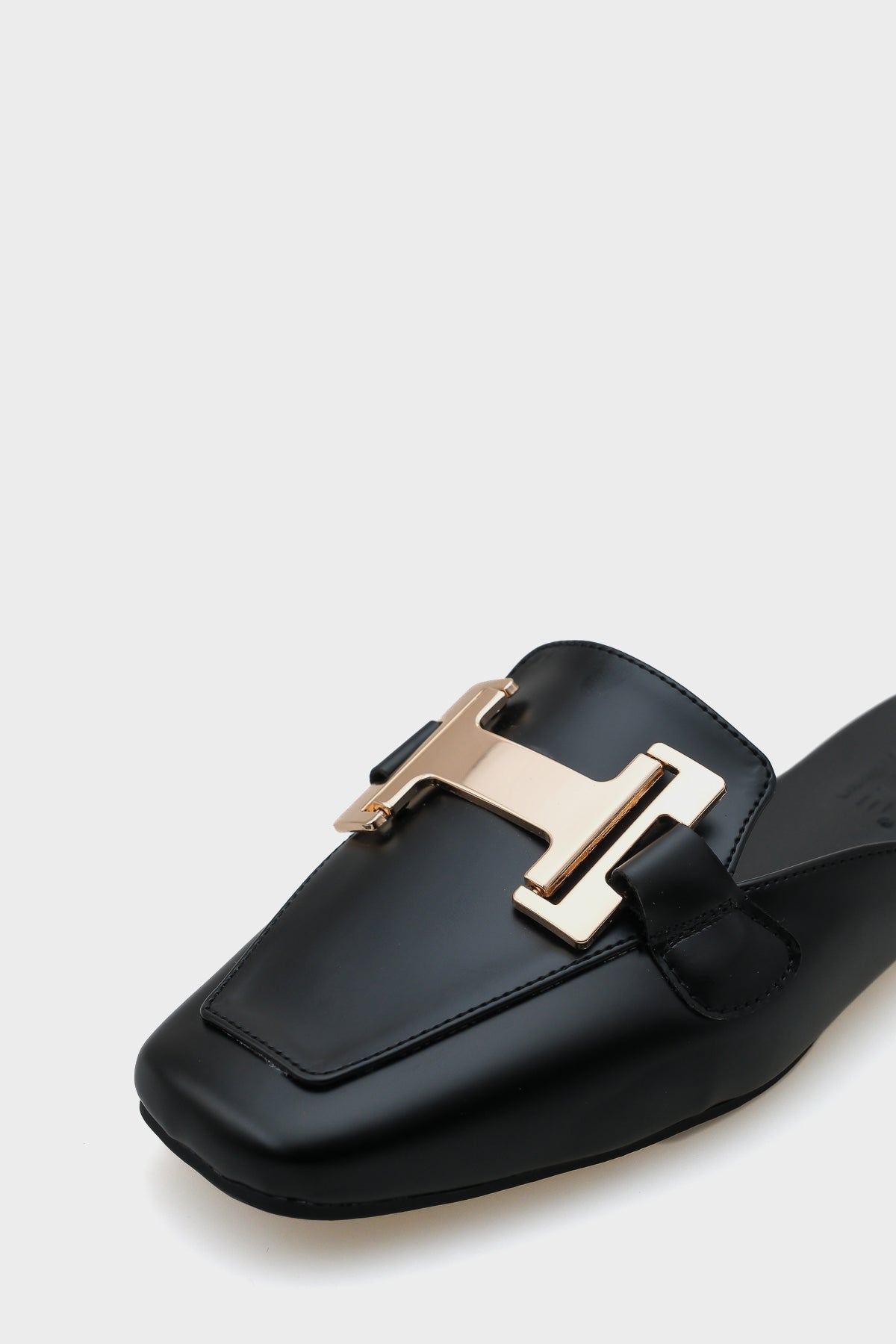 Nana  Küt Burunlu Metal Aksesuarlı Kadın Terlik