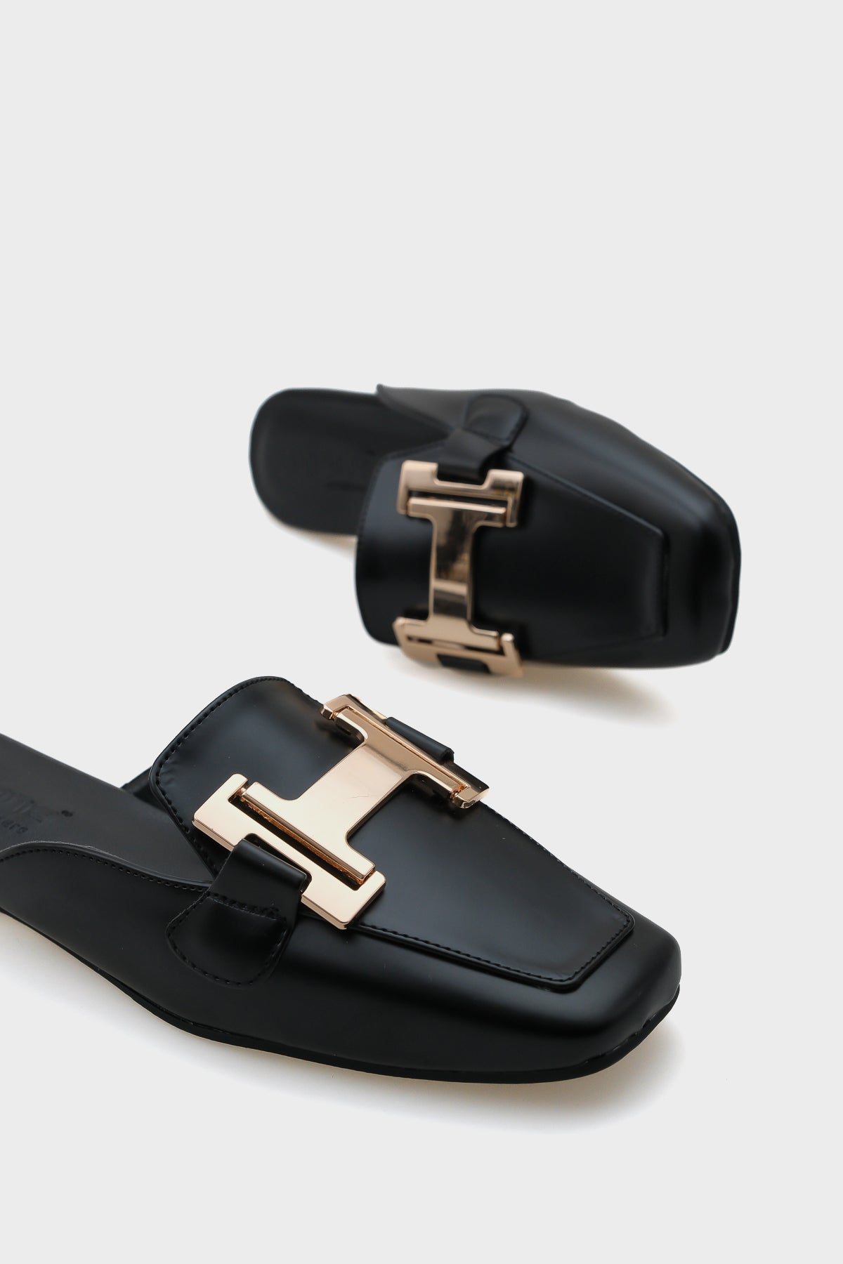 Nana  Küt Burunlu Metal Aksesuarlı Kadın Terlik