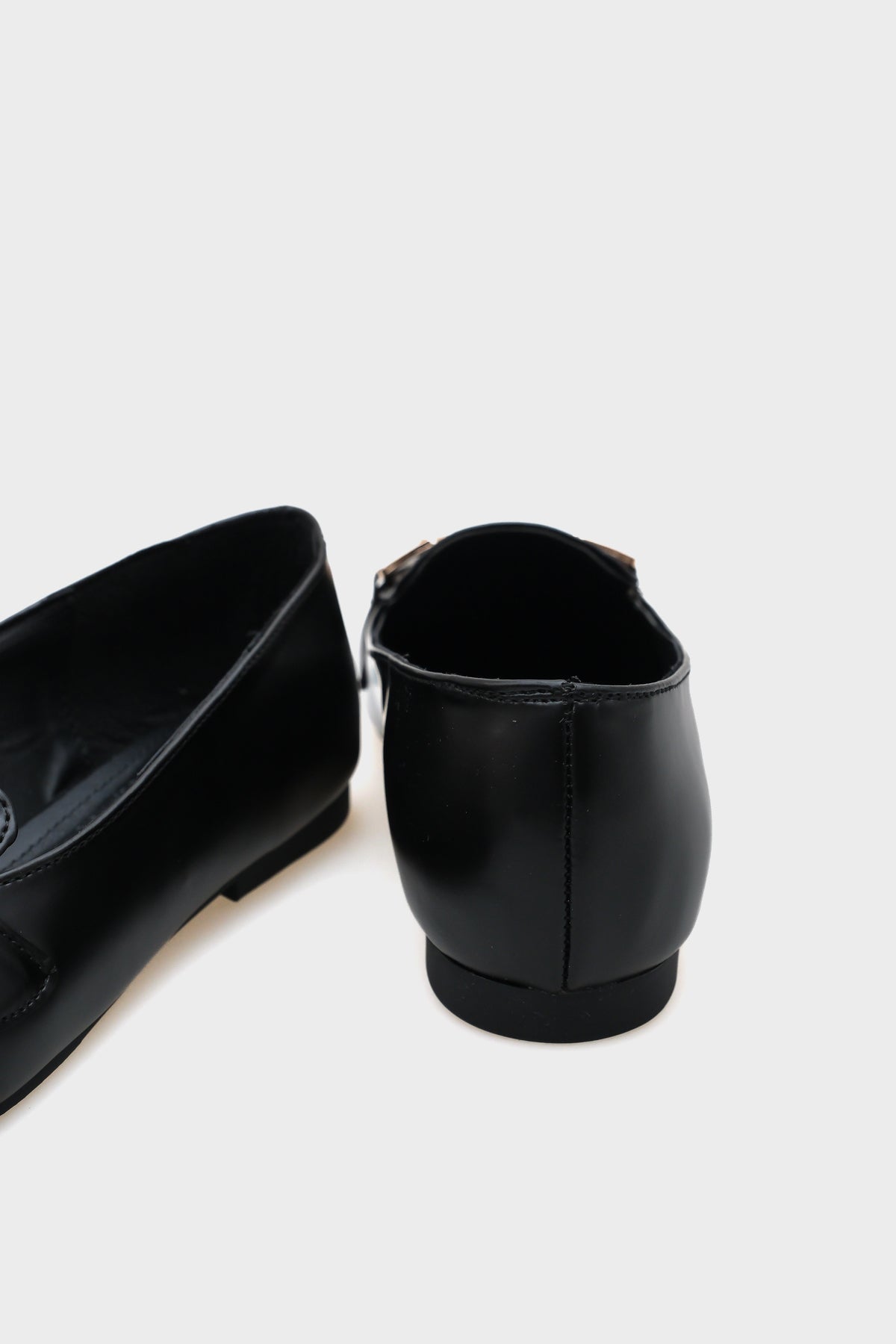 Carey Küt Burunlu Metal Toka Aksesuarlı Kadın Loafer