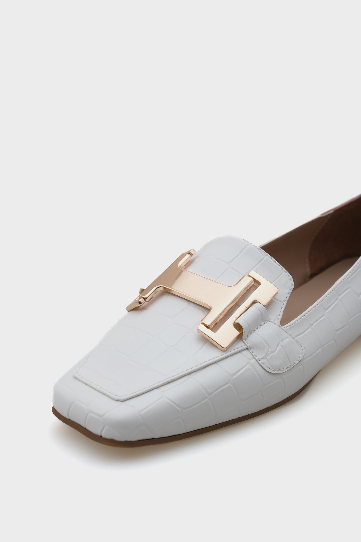 Carey Küt Burunlu Metal  Toka Aksesuarlı Kadın Loafer