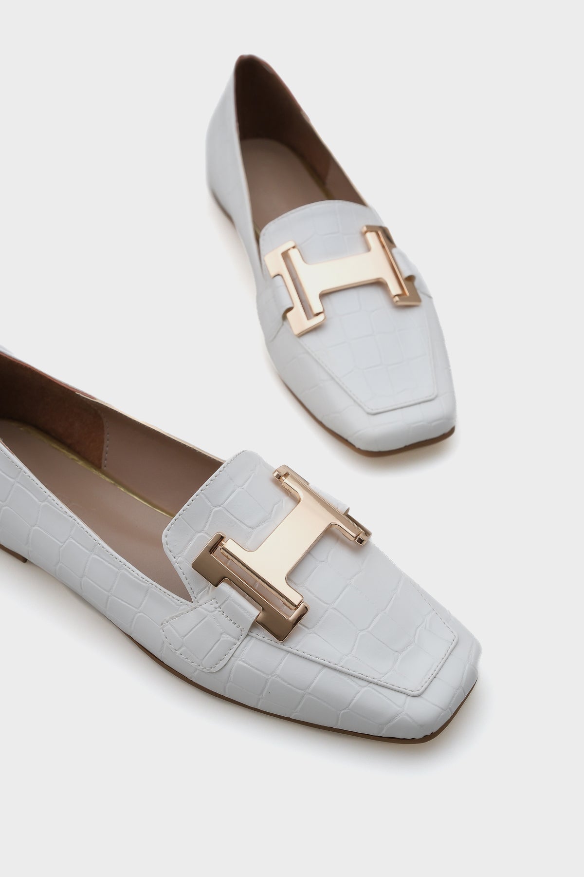 Carey Küt Burunlu Metal  Toka Aksesuarlı Kadın Loafer