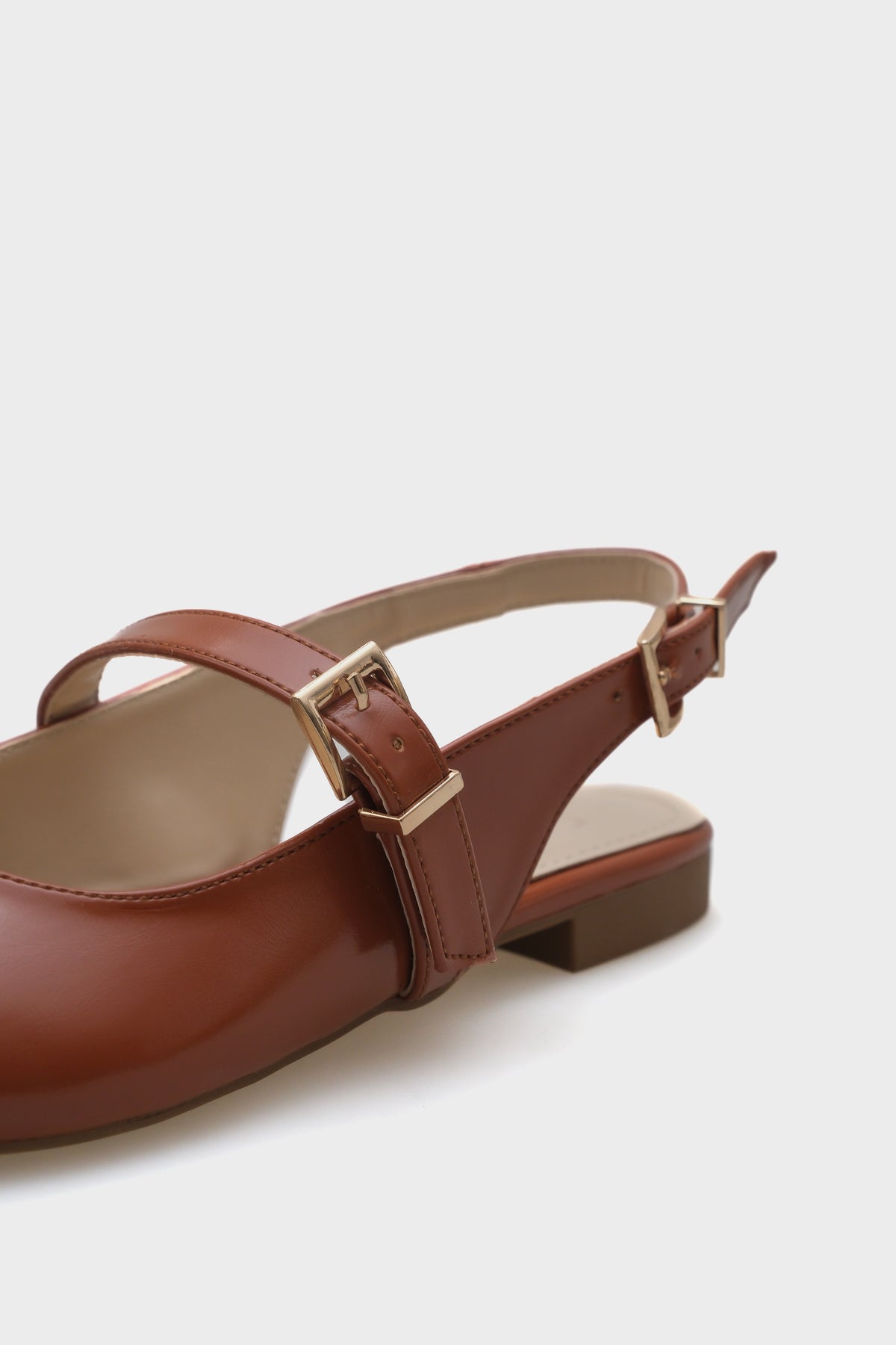 Anna Arkası Açık Bantlı Toka Detaylı Sivri Burunlu  Kadın Babet