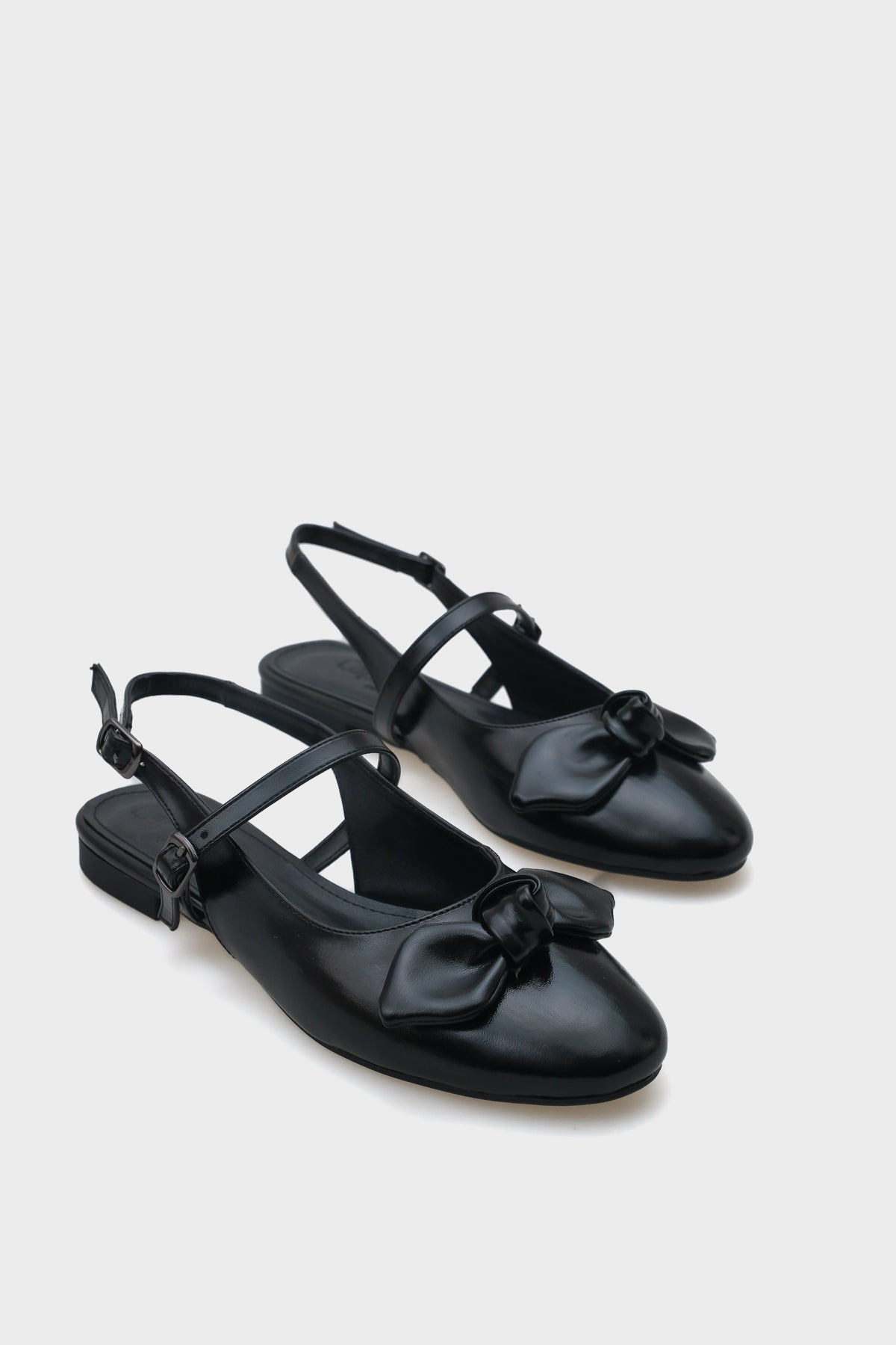 Anya Arkası Açık Bantlı Oval burunlu Fiyonk Detaylı Kadın Babet