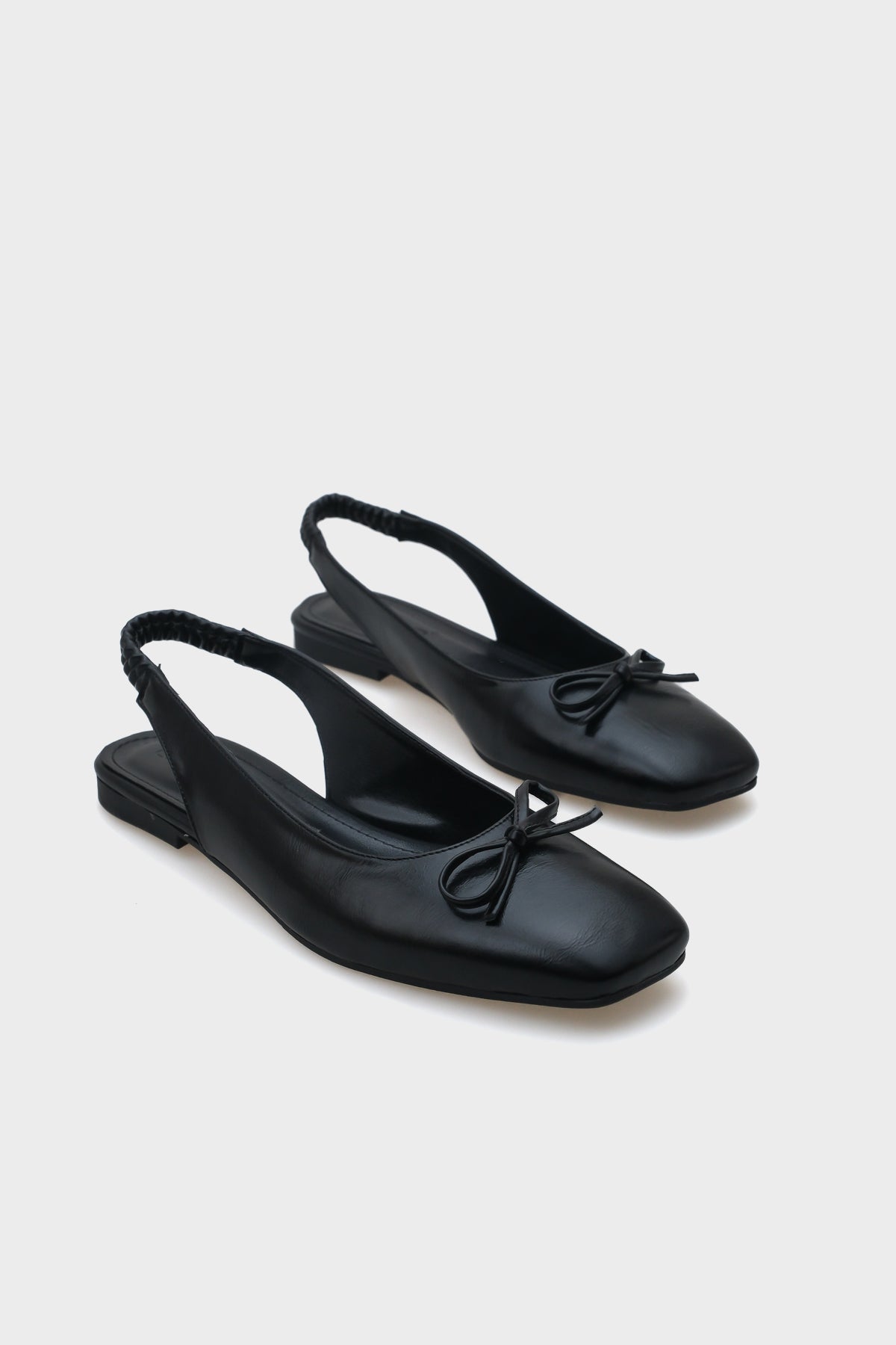 Arden Arkası Açık Küt Burunlu Fiyonk Detaylı Arkası Lastikli Kadın Babet