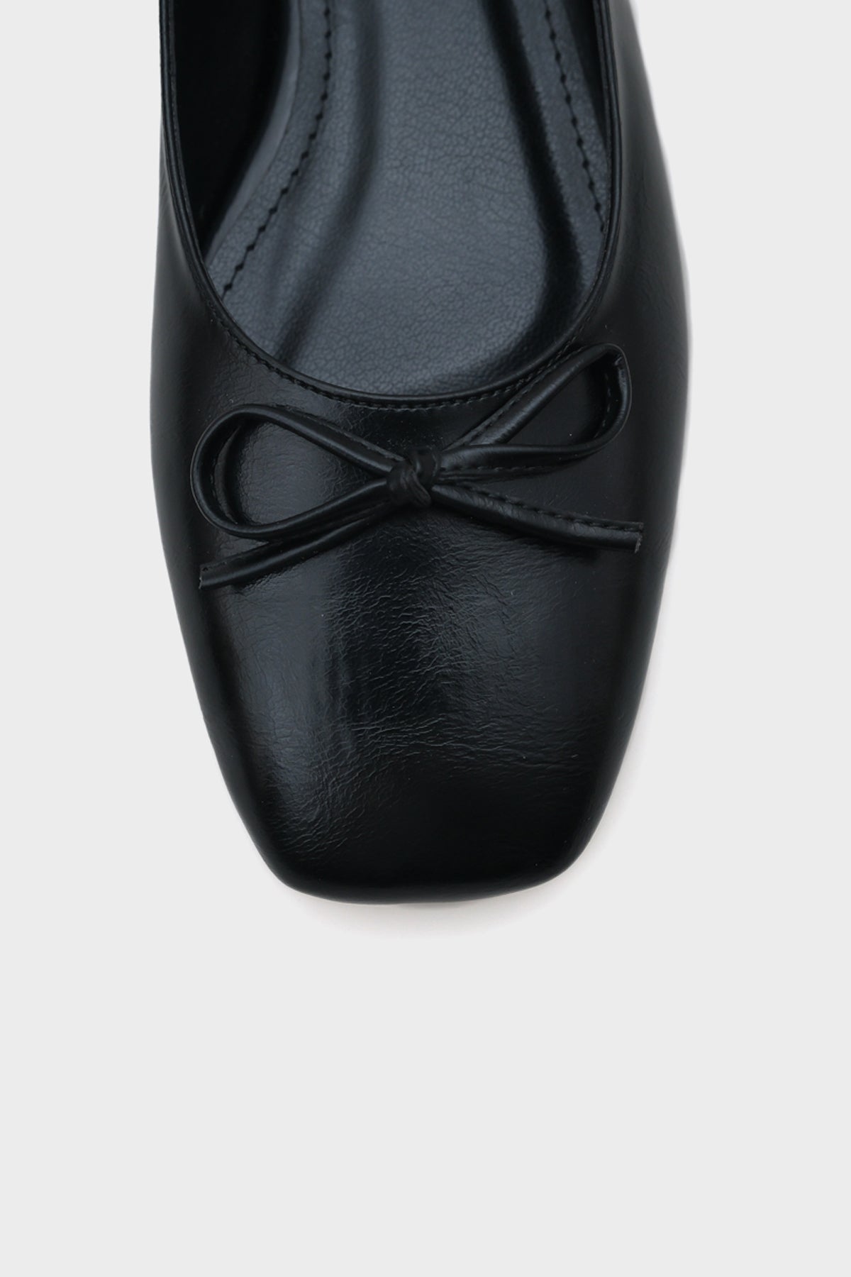 Arden Arkası Açık Küt Burunlu Fiyonk Detaylı Arkası Lastikli Kadın Babet