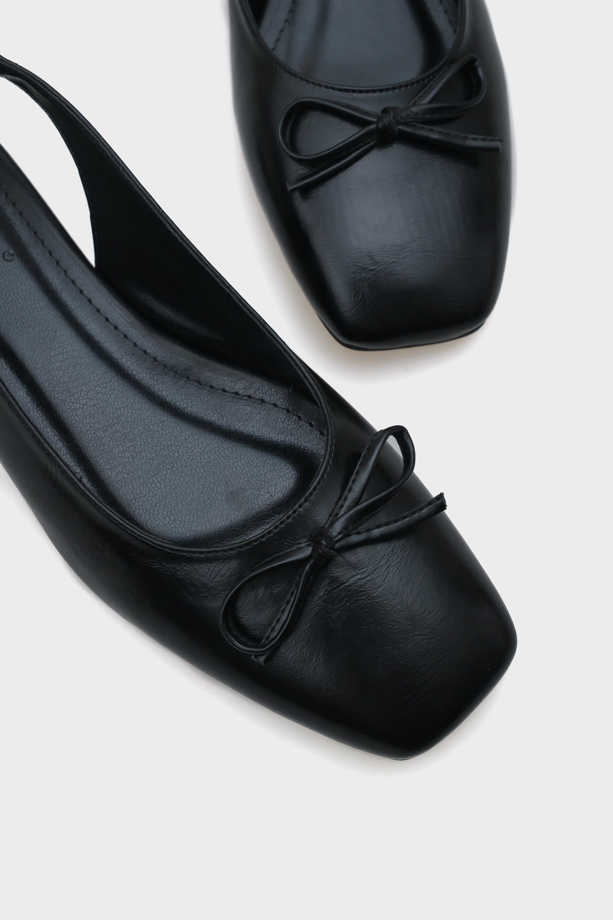 Arden Arkası Açık Küt Burunlu Fiyonk Detaylı Arkası Lastikli Kadın Babet