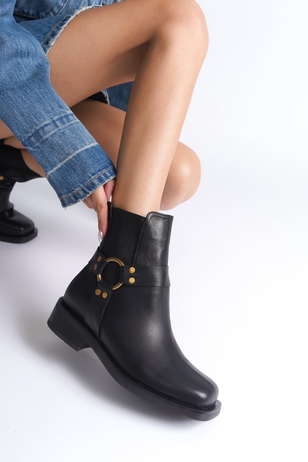 Hakiki Deri Yandan Lastikli Toka Detaylı Kadın Bot