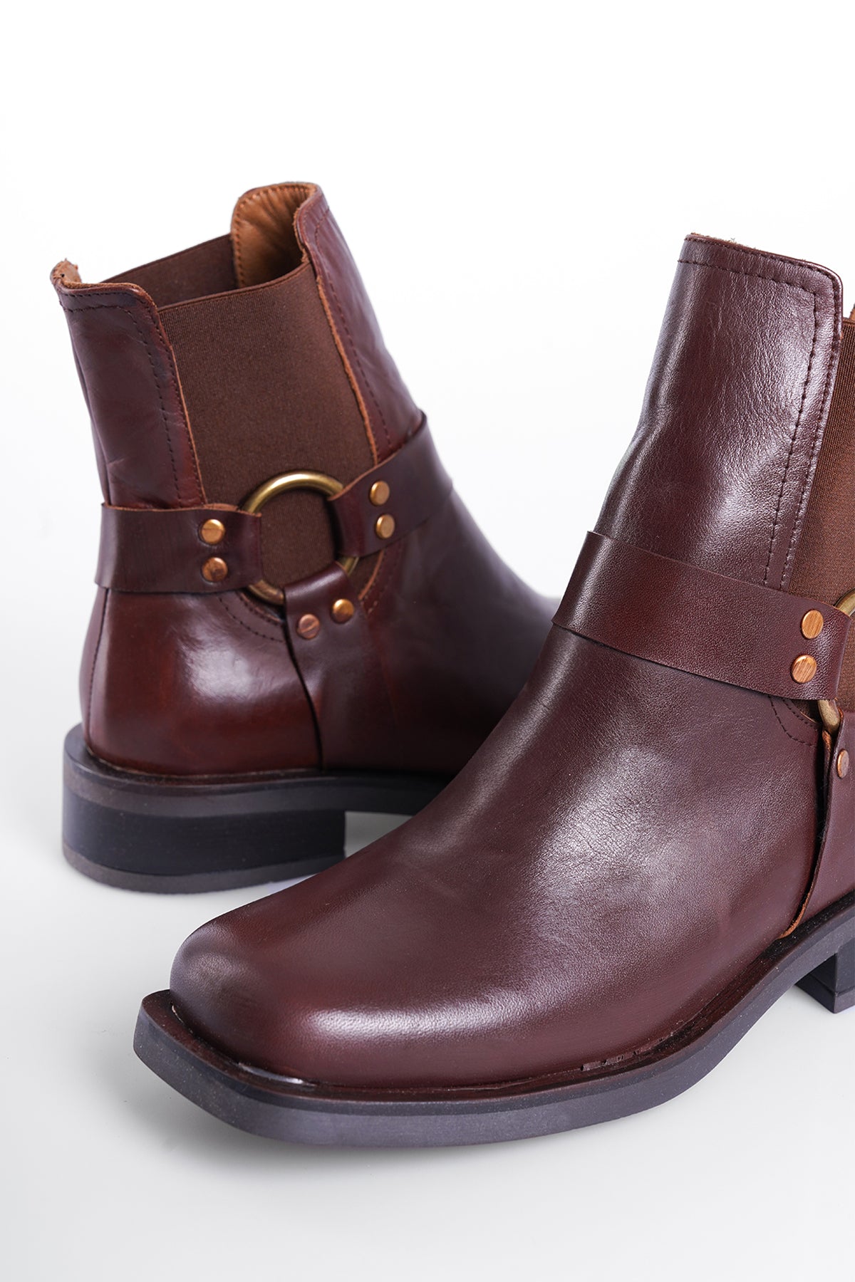 Hakiki Deri Yandan Lastikli Toka Detaylı Kadın Bot