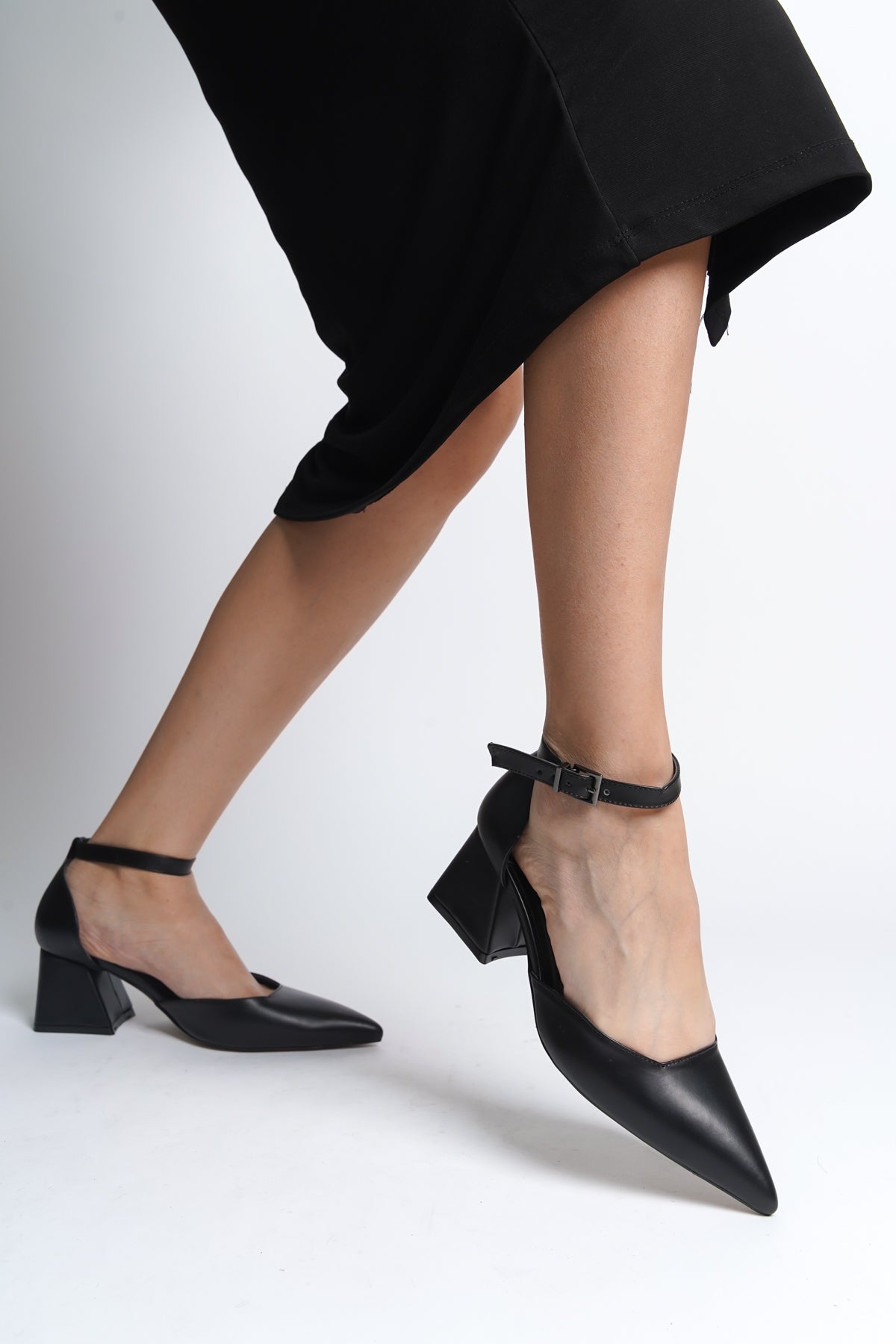 Bilekten Bantlı Sivri Burunlu Kalın Topuklu Orta Topuklu Kadın Ayakkabı