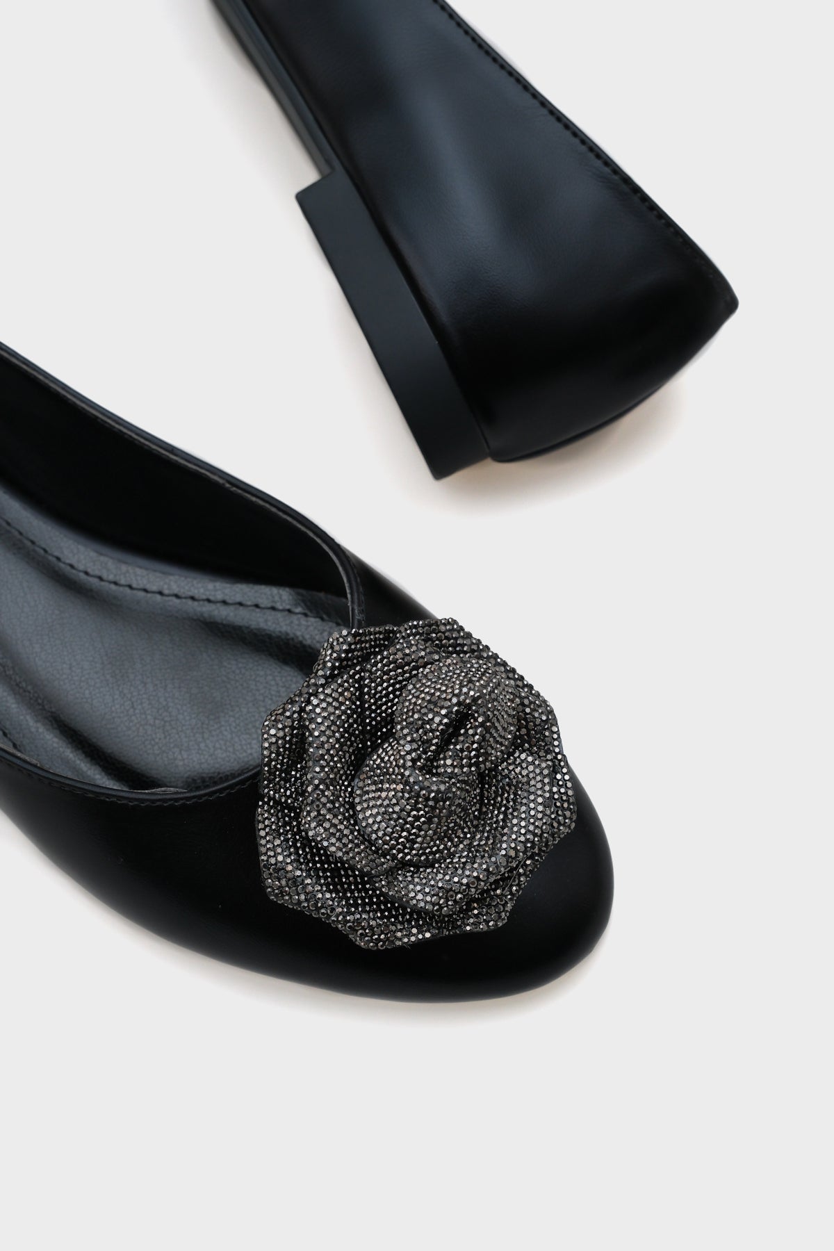 Audrey Yuvarlak Burunlu Taşlı Çiçekli Kadın Babet