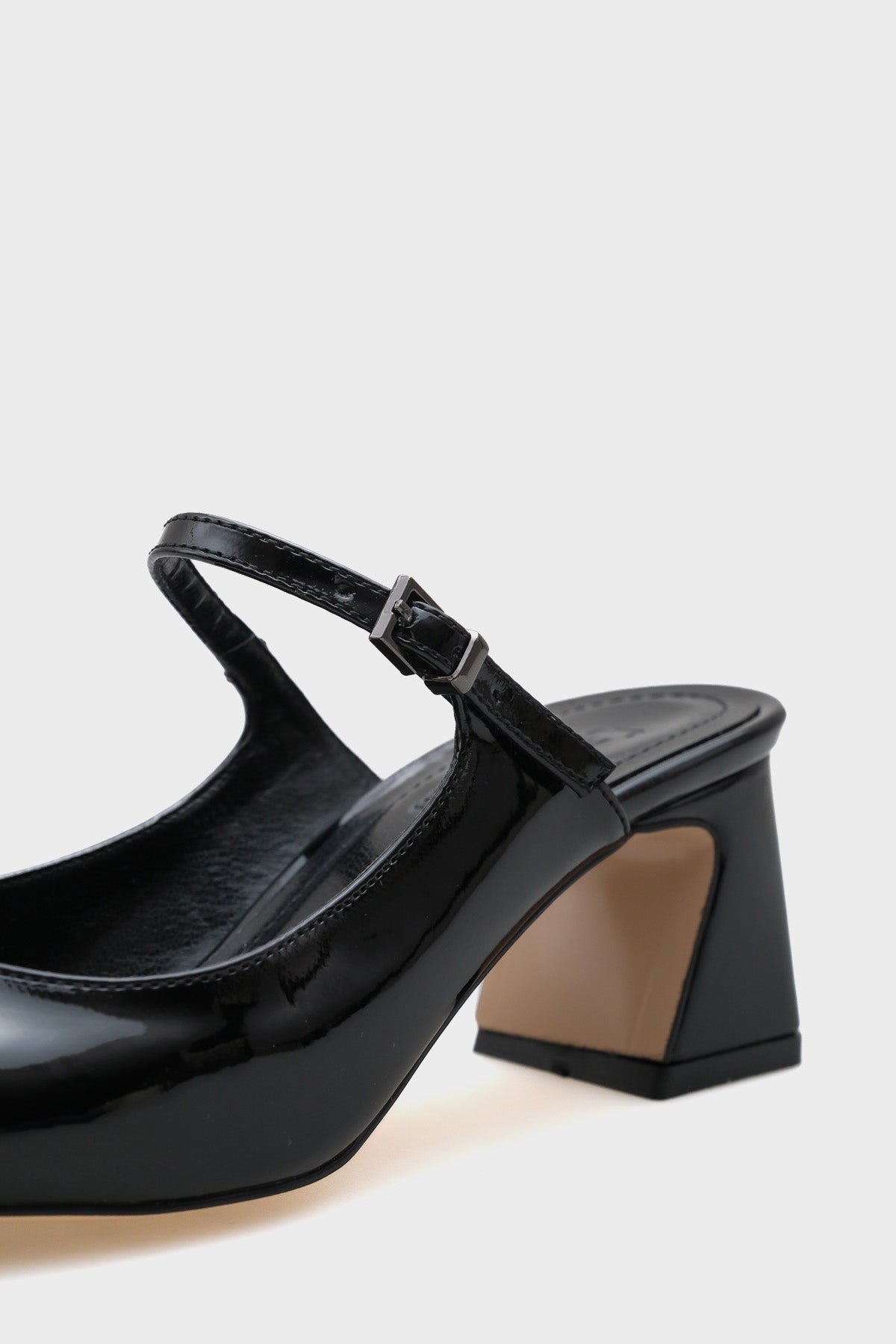 Nancy Orta Topuklu Bantlı Burnu Kapalı Kadın Terlik