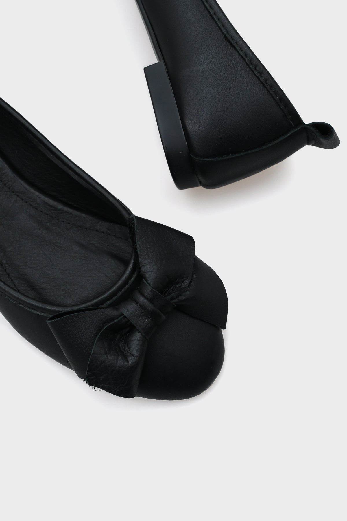 Bliss Kadın Hakiki Deri Fiyonk Aksesuarlı Babet