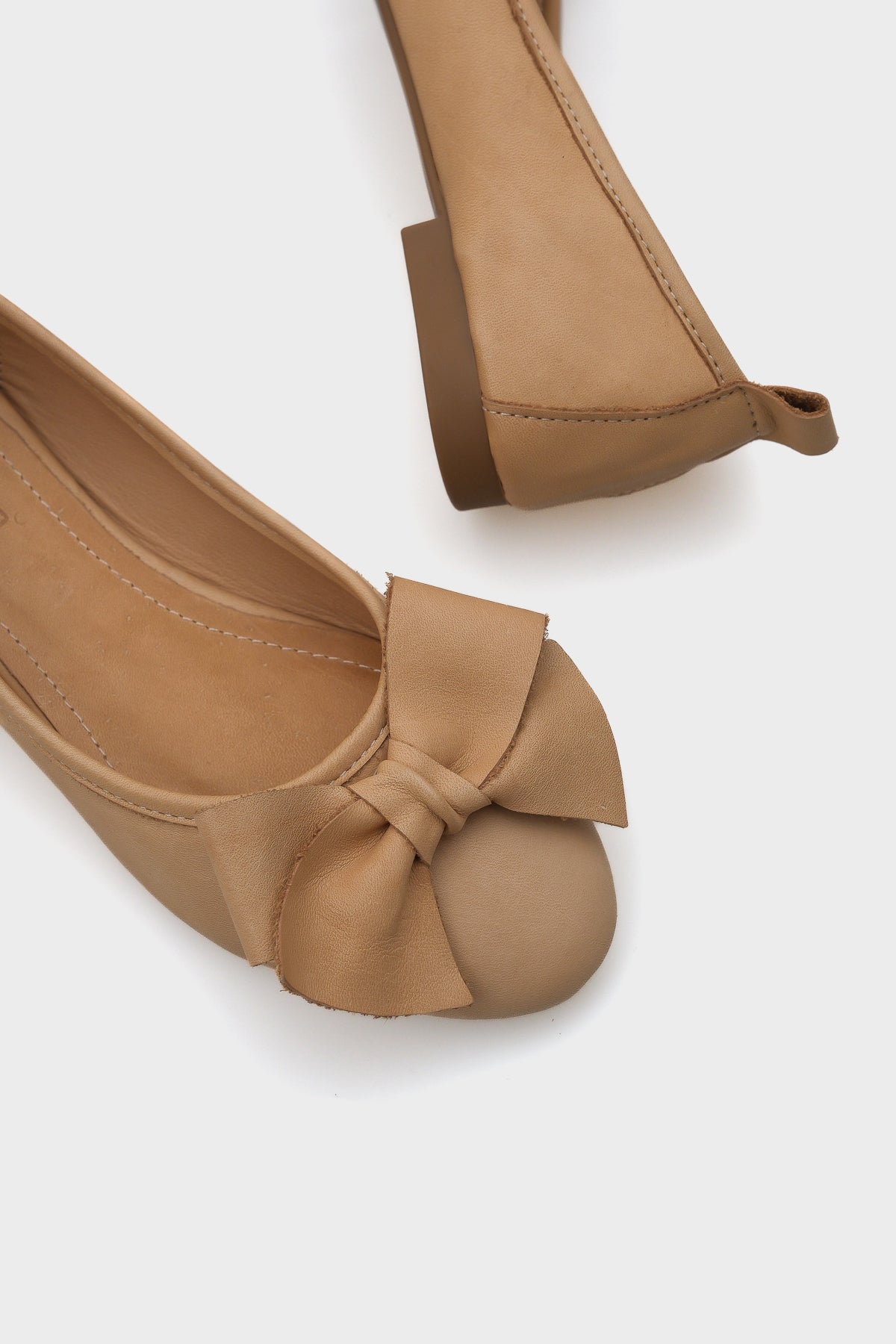 Bliss Kadın Hakiki Deri Fiyonk Aksesuarlı Babet