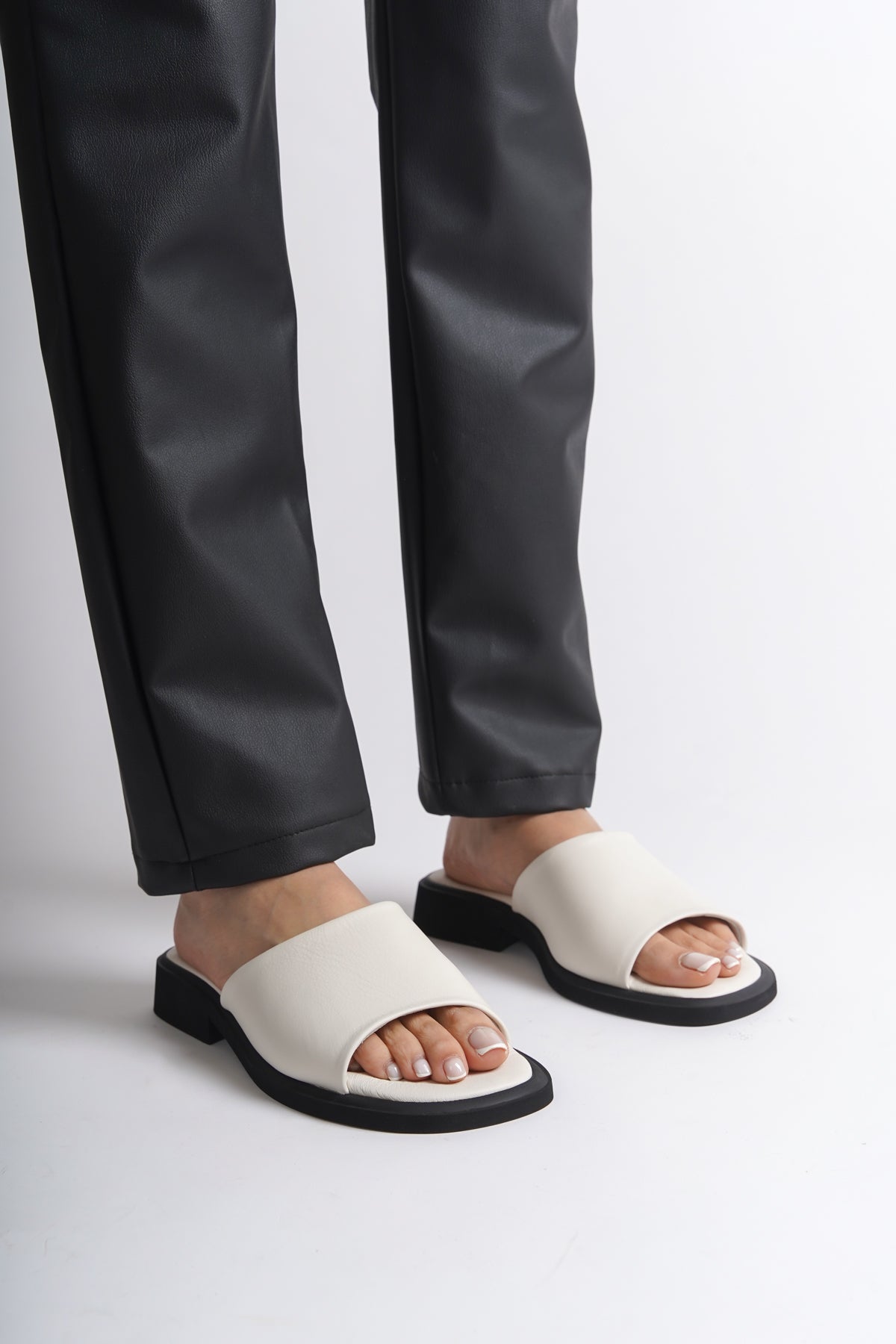 Hakiki Deri Tek Bant Komfort Kısa Topuklu Kadın Telik