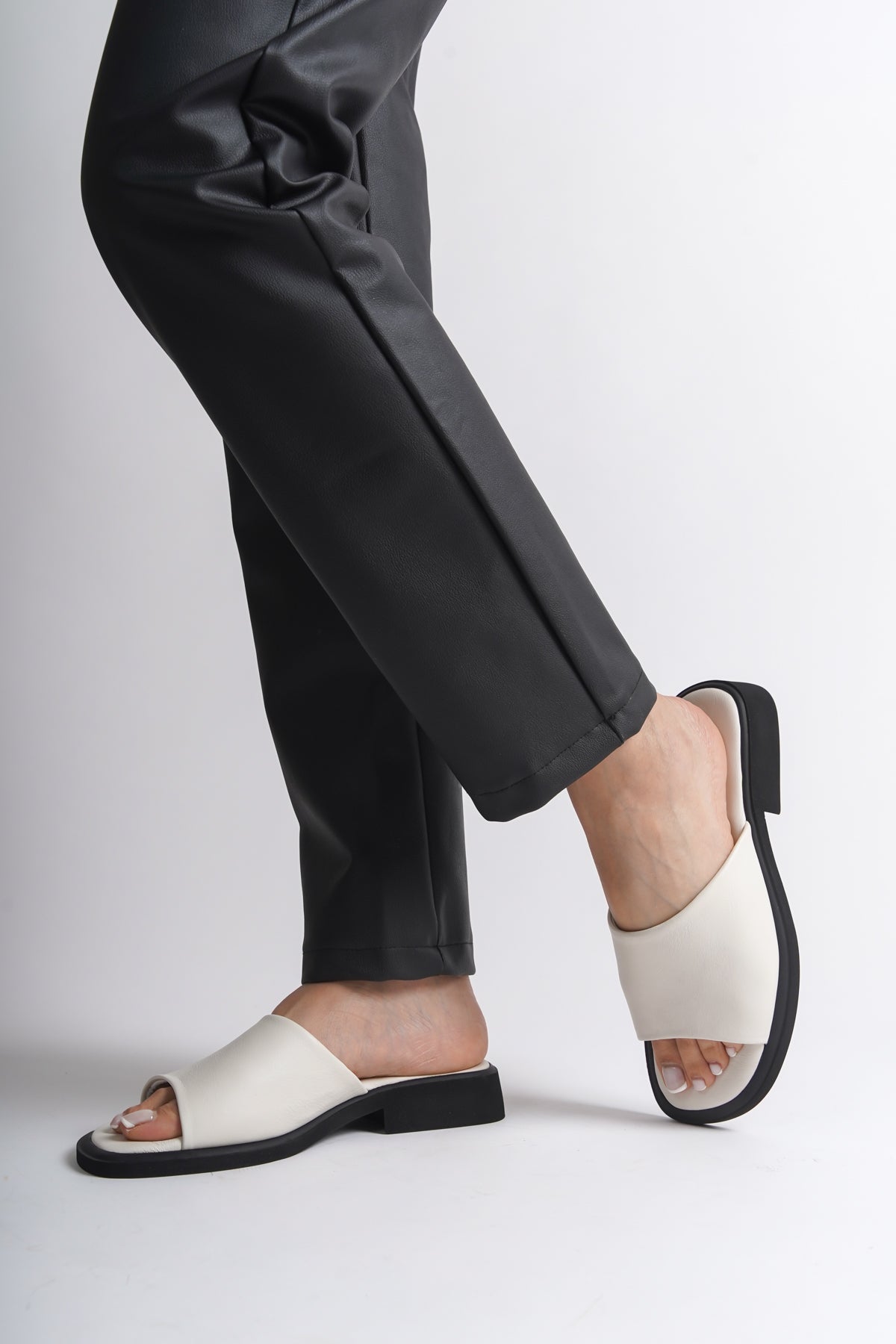 Hakiki Deri Tek Bant Komfort Kısa Topuklu Kadın Telik