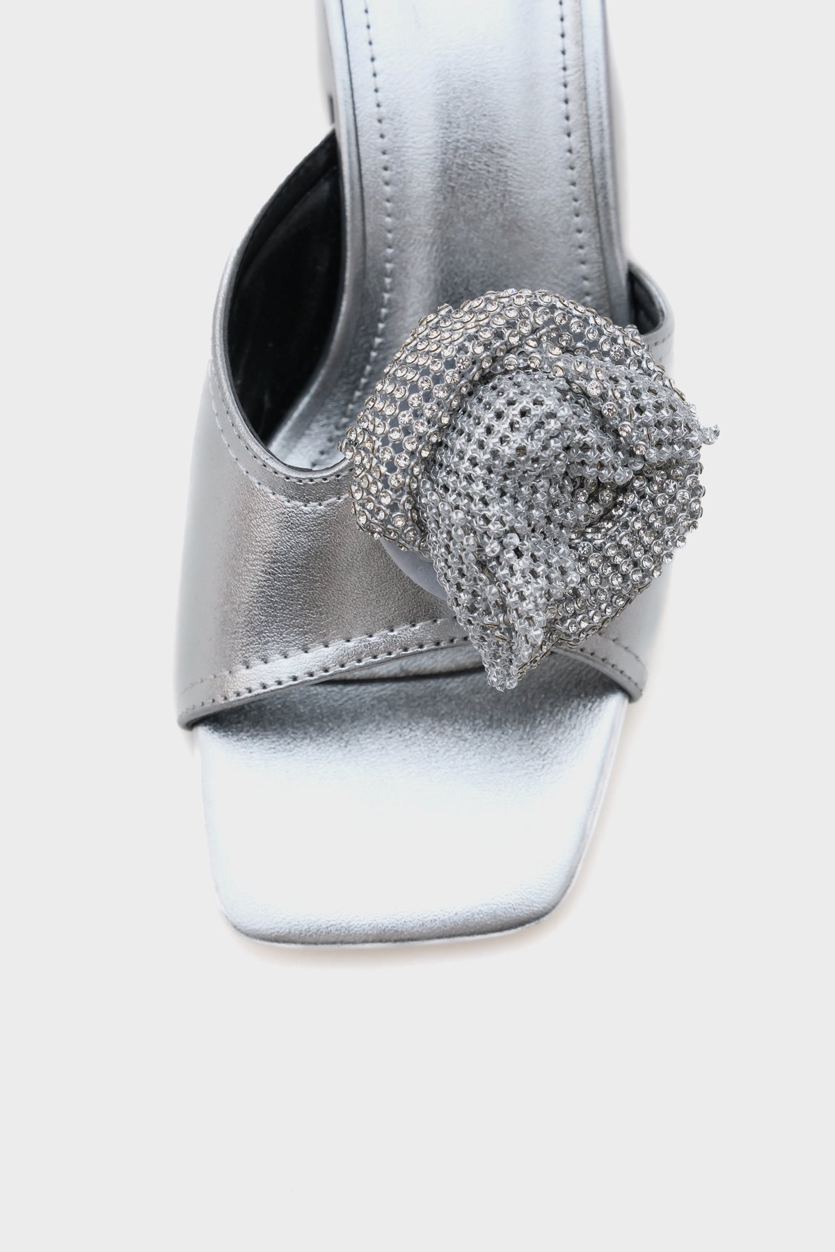 Naomi Orta Topuklu Taşlı Tokalı Kadın Terlik