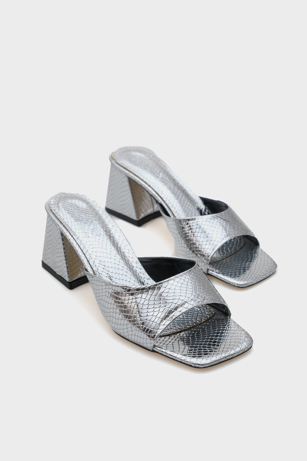 Nara Küt Burunlu Orta Topuklu Kadın Terlik