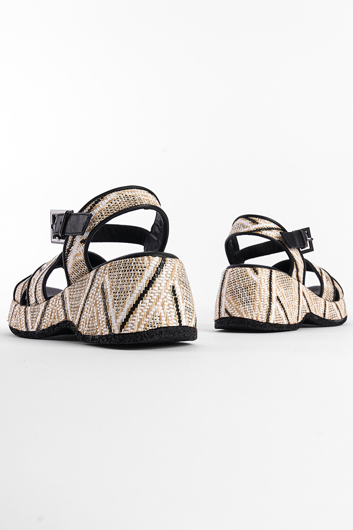 Hasır Tabanlı Hakiki Deri Çapraz Bantlı Komfort Kadın Sandalet