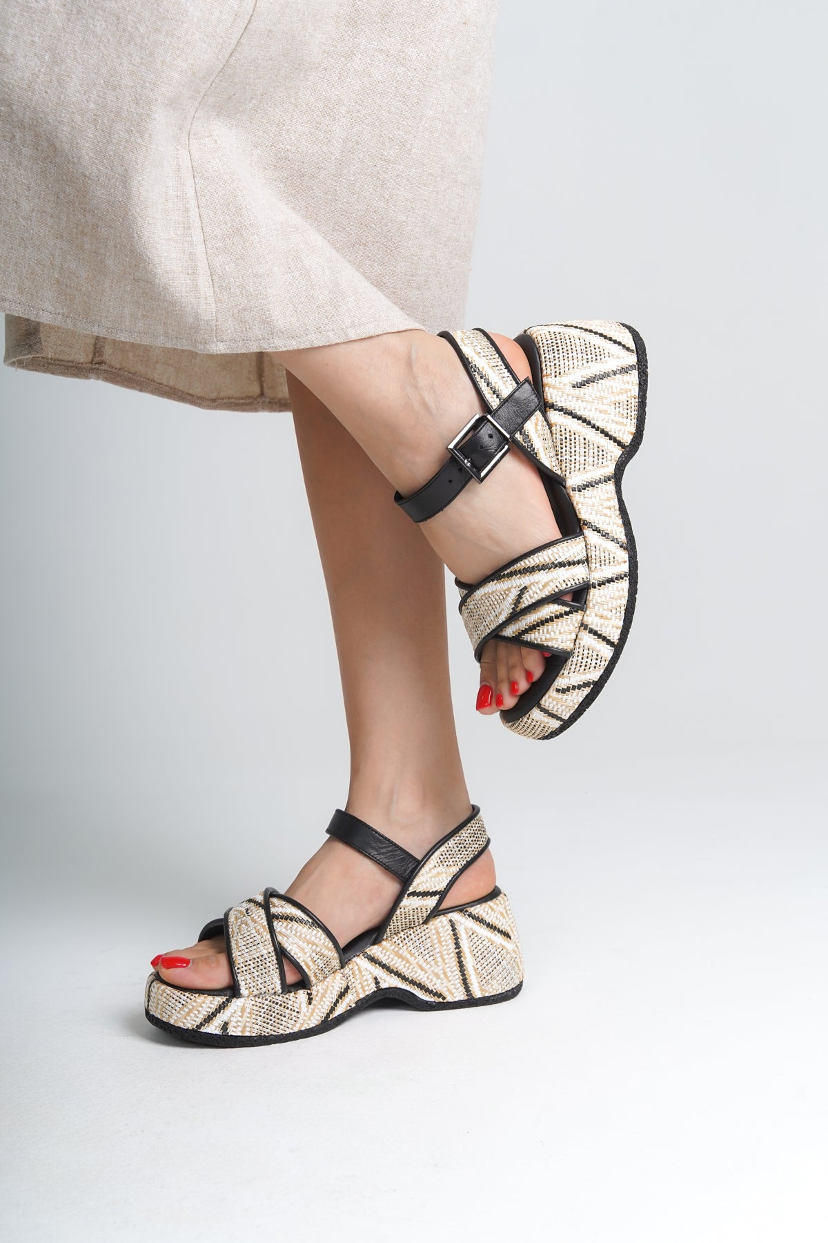Hasır Tabanlı Hakiki Deri Çapraz Bantlı Komfort Kadın Sandalet