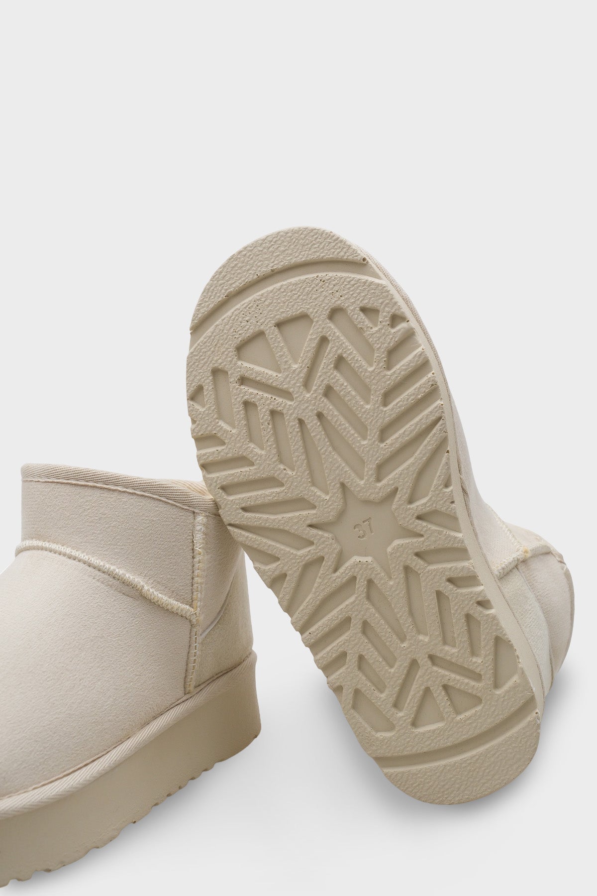 Raina Kalın Tabanlı Yuvarlak Burunlu Kürklü Kısa Kadın Bot