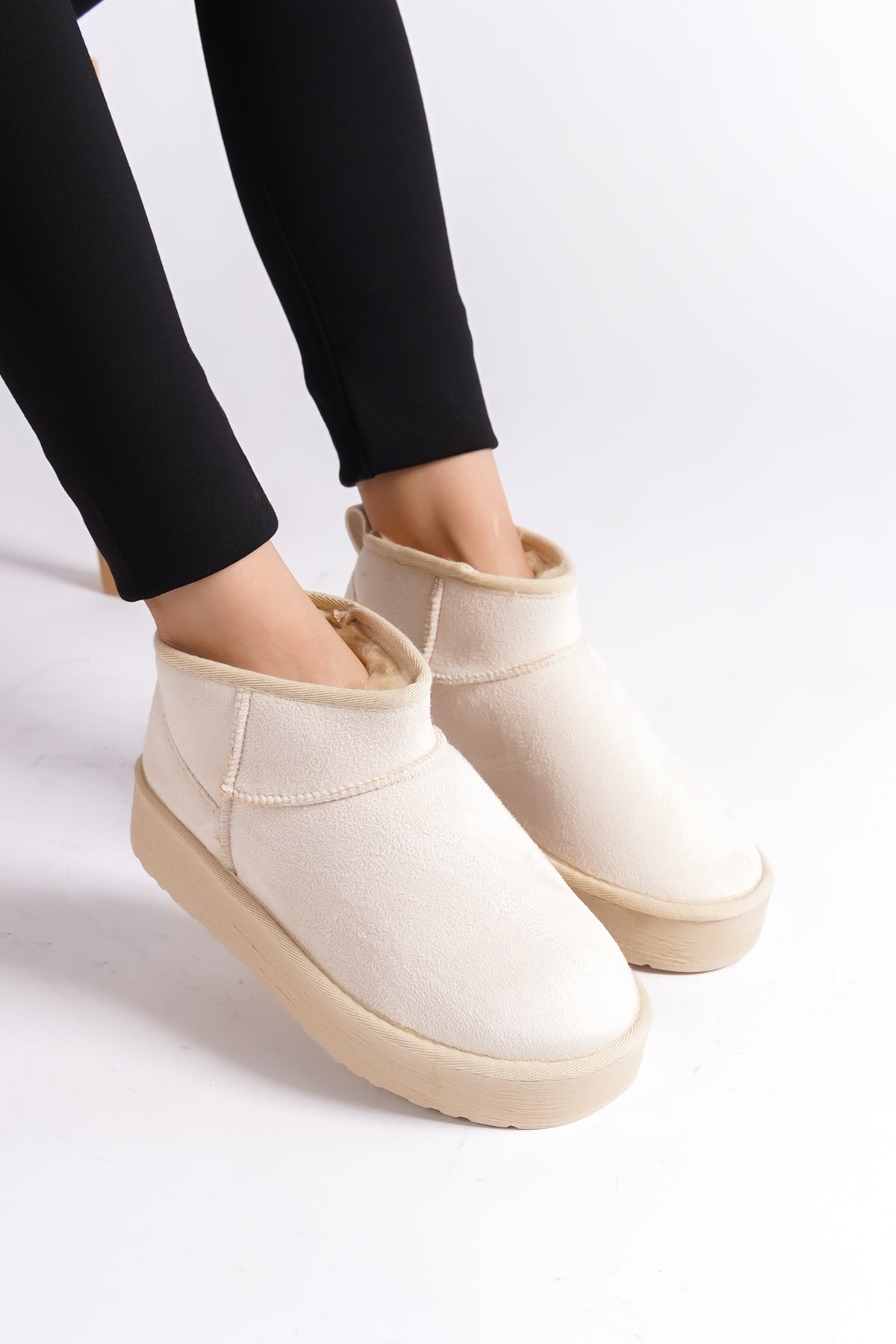 Raina Kalın Tabanlı Yuvarlak Burunlu Kürklü Kısa Kadın Bot