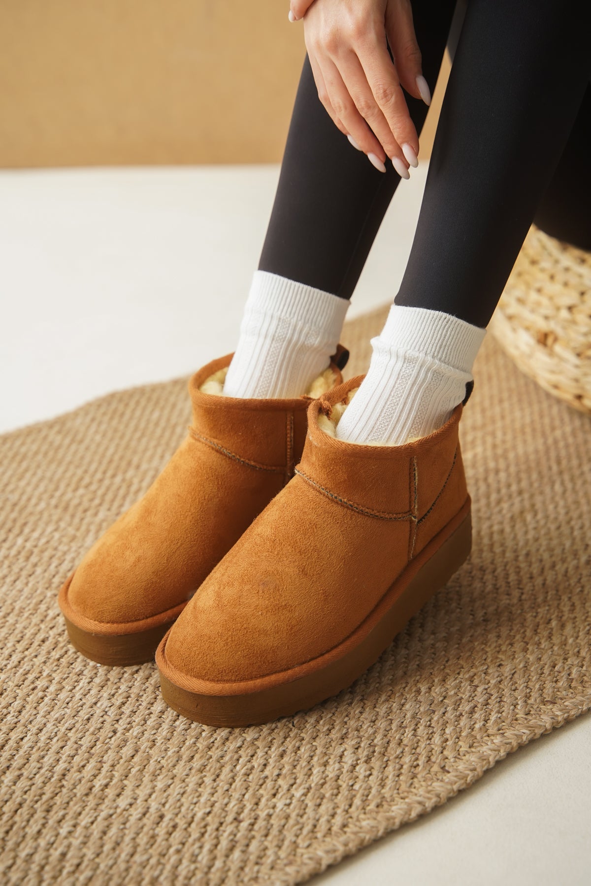 Raina Kalın Tabanlı Yuvarlak Burunlu Kürklü Kısa Kadın Bot